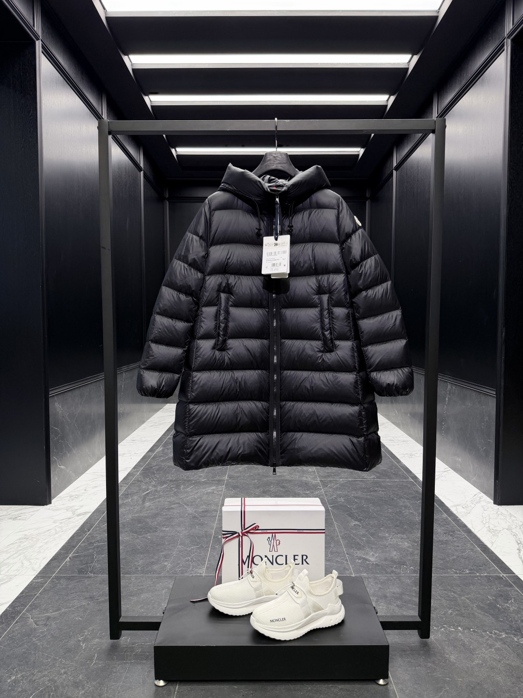 NO:660518,Extra-grade down Moncler Suyenne women's mid-length hooded down jacket. The best to wear, the slimmest and tallest, the trump card 'A-line' version, the exclusive correct version of the fabric. Filled with goose down. Original replacement fabric and original matching hardware.  Exclusively matched fabric, this fabric is so special that the fabric suppliers scratched their heads when they saw it. The special luster of the fabric is bright and matte, and matte and bright. What's even more embarrassing is that the lining is also a matte and bright fabric, and the exterior and lining are not the same fabric... All the wrong versions on the market are made matte.  The tag has a complete barcode number and corresponds to the official website. The tag has built-in NFC electronic induction anti-counterfeiting. It supports multiple anti-counterfeiting verifications. An exclusive special version. I dare say that the exclusive version of the fabric is absolutely genuine. It comes standard with a full set of counter gift box packaging. (original airplane box, original shopping bag, original dust cover, original hanger, original thank you card, original ribbon, upgraded original oversized magnetic gift box.) Suyenne women's long down jacket has geometric style and practical functions, integrating comfort and wide silhouette design.  Product Details The Suyenne mid-length down jacket is made of lightweight nylon fabric and is a must-have for urban winter. The wide-swing silhouette adds a feminine style, and the checkered quilting design makes it easy to create a look that can be worn day or night. Details Made of longue saison fabric Longue saison lining Filled with down Adjustable hood Zipper closure Pockets with snap buttons Elastic cuffs Logo patch Size1-4 Black/cream, Moncler, jackets  & coats,jackets & coats,down jacket,hats, 19860909特级羽绒Moncler Suyenne女士中长款连帽羽绒夹克外套.最好穿,最显瘦,最显高的王牌“A字”版型独家正确版面料.鹅绒填充.原厂替换面料原厂配套五金. 独家对版面料,此款面料超级特殊,面料供应商看到了都直挠头.面料的那种特殊光泽是亮中带哑,哑中带亮.更难为人的是内衬也是这种又哑又亮的面料,然后外表和内衬又不是同一种面料…….市面错版全部做成哑光的了. 吊牌条码款号齐全,对应官网一致.吊牌内置NFC电子感应防伪.支持多重防伪验证.独家特级版本.敢说独家对版面料,绝对有真东西 标配全套柜台礼盒包装.（原版飞机盒,原版购物袋,原版防尘罩,原版衣架,原版感谢卡,原版丝带,升级原版超大磁吸礼盒.） Suyenne女士长款羽绒夹克具有几何风格和实用功能,融合舒适性与宽摆廓形设计. 商品详情 Suyenne中长款羽绒夹克采用轻盈尼龙面料制成,是都市冬季必需的精美单品.宽摆廓形演绎柔美风格,方格块绗缝设计,轻松打造日夜皆宜的造型. 细节 采用longue saison面料制成 Longue saison衬里 填充羽绒 可调节兜帽 拉链开合 口袋设有按扣 弹性袖口 标识贴片 Size1-4 黑色/奶白,蒙口-服装,Moncler,jackets & coats,jackets & coats,down jacket,hats, ,Women's clothing