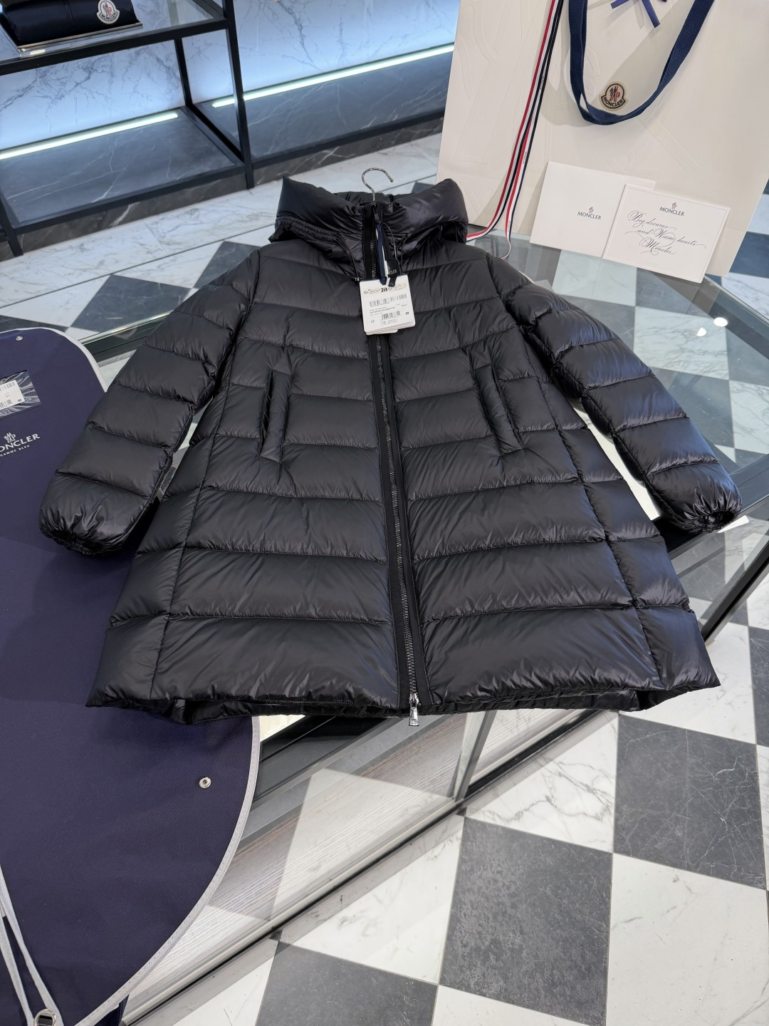 NO:660520,Moncler Suyenne women's mid-length hooded down jacket. Exclusive matching fabric. More details shot.,Moncler,jackets & coats,jackets & coats,down jacket,hats, 19860909Moncler Suyenne女士中长款连帽羽绒夹克外套.独家对版面料.更多细节实拍.,蒙口-服装,Moncler,jackets & coats,jackets & coats,down jacket,hats, ,Women's clothing