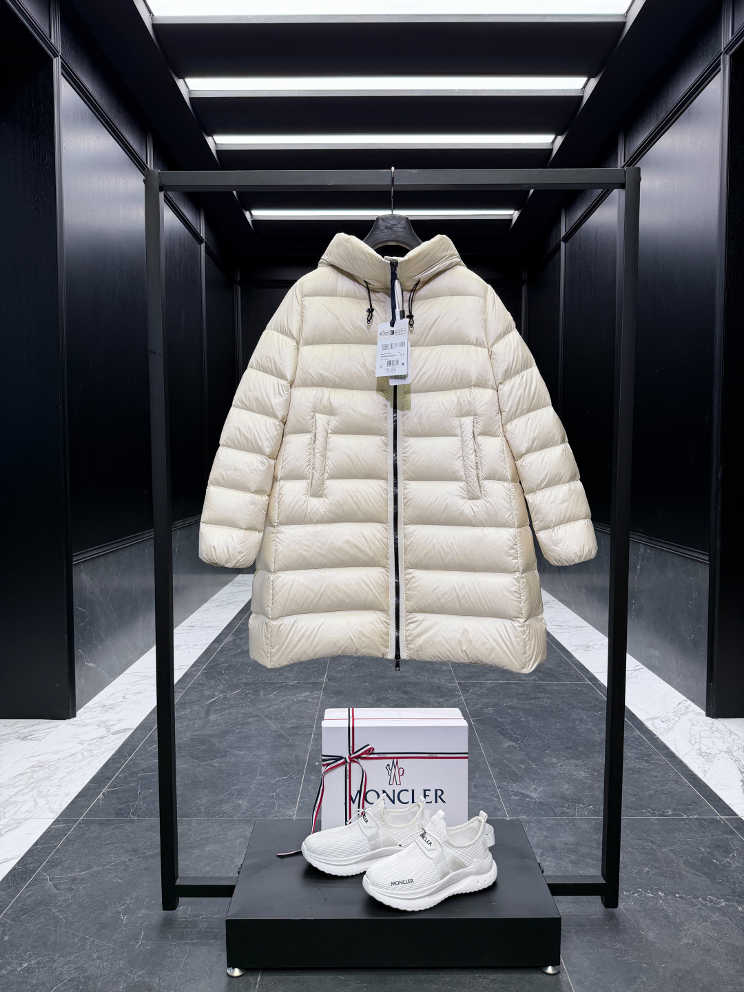 NO:660507,Extra-grade down Moncler Suyenne women's mid-length hooded down jacket. The best to wear, the slimmest and tallest, the trump card 'A-line' version, the exclusive correct version of the fabric. Filled with goose down. Original replacement fabric and original matching hardware.  Exclusively matched fabric, this fabric is so special that the fabric suppliers scratched their heads when they saw it. The special luster of the fabric is bright and matte, and matte and bright. What's even more embarrassing is that the lining is also a matte and bright fabric, and the exterior and lining are not the same fabric... All the wrong versions on the market are made matte.  The tag has a complete barcode number and corresponds to the official website. The tag has built-in NFC electronic induction anti-counterfeiting. It supports multiple anti-counterfeiting verifications. An exclusive special version. I dare say that the exclusive version of the fabric is absolutely genuine. It comes standard with a full set of counter gift box packaging. (original airplane box, original shopping bag, original dust cover, original hanger, original thank you card, original ribbon, upgraded original oversized magnetic gift box.) Suyenne women's long down jacket has geometric style and practical functions, integrating comfort and wide silhouette design.  Product Details The Suyenne mid-length down jacket is made of lightweight nylon fabric and is a must-have for urban winter. The wide-swing silhouette adds a feminine style, and the checkered quilting design makes it easy to create a look that can be worn day or night. Details Made of longue saison fabric Longue saison lining Filled with down Adjustable hood Zipper closure Pockets with snap buttons Elastic cuffs Logo patch Size1-4 Black/cream, Moncler, jackets  & coats,jackets & coats,down jacket,hats, 19860909特级羽绒Moncler Suyenne女士中长款连帽羽绒夹克外套.最好穿,最显瘦,最显高的王牌“A字”版型独家正确版面料.鹅绒填充.原厂替换面料原厂配套五金. 独家对版面料,此款面料超级特殊,面料供应商看到了都直挠头.面料的那种特殊光泽是亮中带哑,哑中带亮.更难为人的是内衬也是这种又哑又亮的面料,然后外表和内衬又不是同一种面料…….市面错版全部做成哑光的了. 吊牌条码款号齐全,对应官网一致.吊牌内置NFC电子感应防伪.支持多重防伪验证.独家特级版本.敢说独家对版面料,绝对有真东西 标配全套柜台礼盒包装.（原版飞机盒,原版购物袋,原版防尘罩,原版衣架,原版感谢卡,原版丝带,升级原版超大磁吸礼盒.） Suyenne女士长款羽绒夹克具有几何风格和实用功能,融合舒适性与宽摆廓形设计. 商品详情 Suyenne中长款羽绒夹克采用轻盈尼龙面料制成,是都市冬季必需的精美单品.宽摆廓形演绎柔美风格,方格块绗缝设计,轻松打造日夜皆宜的造型. 细节 采用longue saison面料制成 Longue saison衬里 填充羽绒 可调节兜帽 拉链开合 口袋设有按扣 弹性袖口 标识贴片 Size1-4 黑色/奶白,蒙口-服装,Moncler,jackets & coats,jackets & coats,down jacket,hats, ,Women's clothing