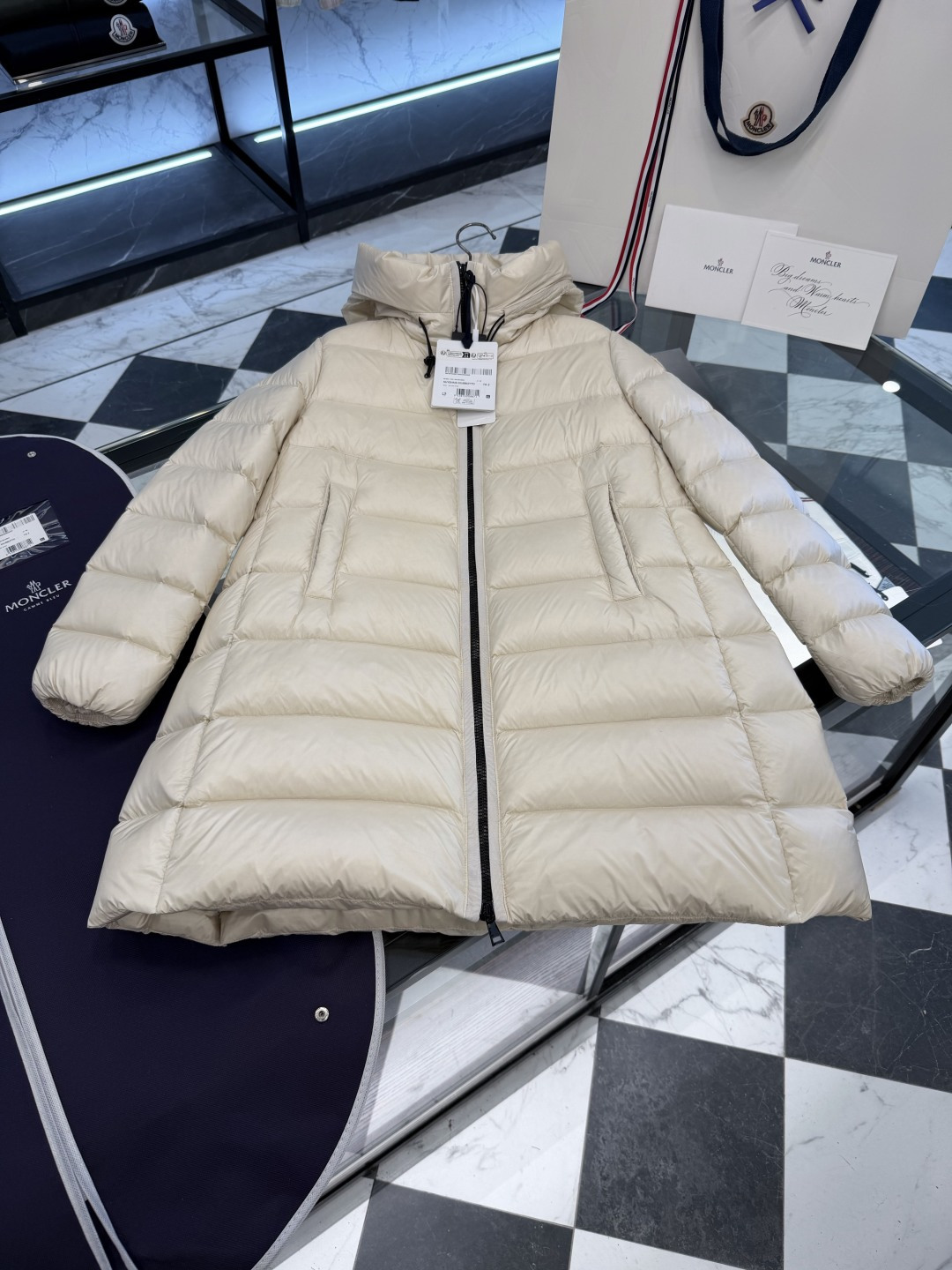 NO:660509,Moncler Suyenne women's mid-length hooded down jacket. Exclusive matching fabric. More details shot.,Moncler,jackets & coats,jackets & coats,down jacket,hats, 19860909Moncler Suyenne女士中长款连帽羽绒夹克外套.独家对版面料.更多细节实拍.,蒙口-服装,Moncler,jackets & coats,jackets & coats,down jacket,hats, ,Women's clothing