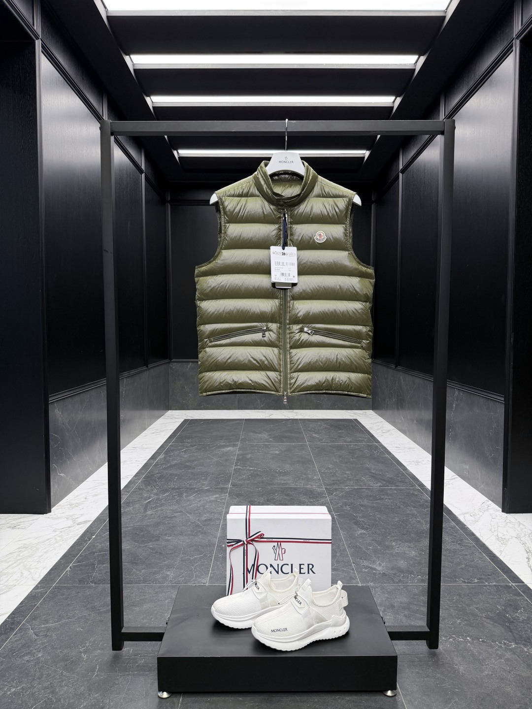 NO:660502,The special down Moncler Gui (super light gooseneck) small stand-up collar down vest has been shipped. Gui is also an evergreen model in the M family. It is officially released every year and sells out every year! It is light and comfortable, has simple styles, and is practical and easy to wear. It is deeply loved by men and women, and girls with small sizes can easily control it!  Comes standard with a full set of counter gift box packaging. (original airplane box, original shopping bag, original dust cover, original hanger, original thank you card, original ribbon, upgraded original oversized magnetic gift box.) The Gui down vest is made of Longue saison fabric and is a classic men's design item from Moncler. The Gui down vest is a must-have item for changing seasons, suitable for matching sweaters, sweaters or light jackets. This down vest is made of longue  Made of saison fabric, which has both lightweight texture and excellent warmth. Details Made of longue saison fabric Longue saison lining Filled with down Stowable and foldable Collar with snap button Zipper closure Zipper pocket Size1-6, hoodie-clothing, Moncler, hoodie, sweatshirts, jackets & coats, down jacket,  19860909特级羽绒Moncler Gui (超轻鹅颈绒)小立领羽绒马甲背心出货, Gui也是M家族里的一个常青款, 官方每年都出每年都爆卖! 轻盈舒适、款式精简、实穿好穿, 深得男男女女的喜爱, 小码女生也可以轻松驾驭! 标配全套柜台礼盒包装.（原版飞机盒,原版购物袋,原版防尘罩,原版衣架,原版感谢卡,原版丝带,升级原版超大磁吸礼盒.） Gui羽绒马甲采用Longue saison面料制成,是Moncler的经典男士设计单品. Gui羽绒马甲是换季的必备单品,适合搭配针织衫、卫衣或轻便夹克.这款羽绒马甲采用longue saison面料制成,兼具轻盈质地与出色保暖性. 详情 采用longue saison面料制成 Longue saison衬里 填充羽绒 可收纳折叠 衣领设有按扣 拉链开合 拉链口袋 Size1-6,蒙口-服装,Moncler,hoodie,sweatshirts,jackets & coats,down jacket, ,Women's clothing