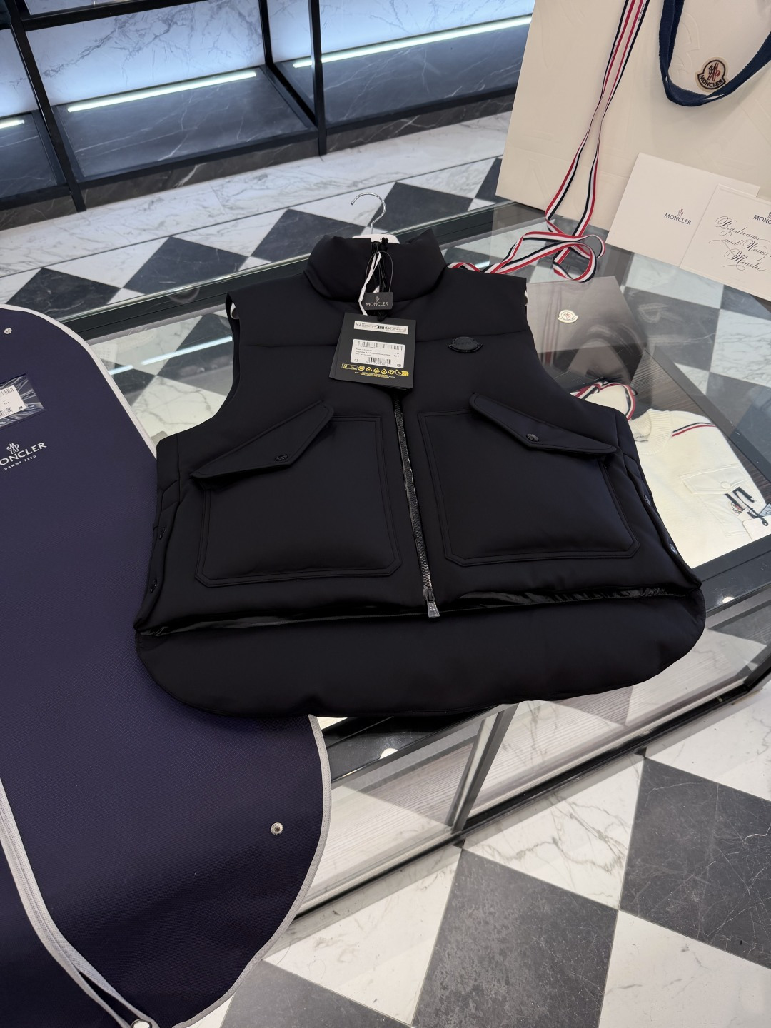 NO:660577,Moncler x EE72 by Edward Enninful Otis down jacket. More details real shot.,Moncler-clothing,Moncler,down jacket, 19860909Moncler x EE72 by Edward Enninful Otis羽绒背心马甲.更多细节实拍.,蒙口-服装,Moncler,down jacket, ,Women's clothing