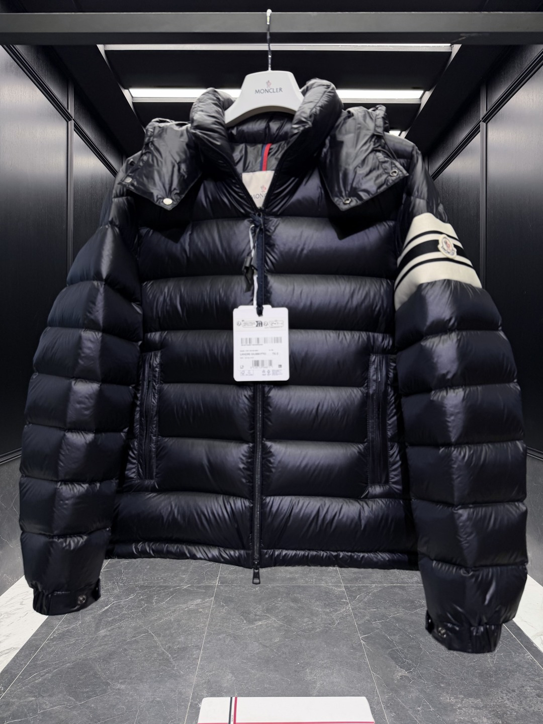 P550  特级羽绒⬆️Moncler Landre条纹拉链连帽长袖夹克外套.连帽可脱卸.可变立领夹克.原厂替换面料➕原厂配套五金.鹅绒填充.原版购入开发.

吊牌条码款号齐全,对应官网一致.吊牌内置NFC电子感应防伪.支持多重防伪验证.

🎁出厂标配全套柜台礼盒包装.（原版飞机盒，原版购物袋，原版防尘罩，原版衣架，原版感谢卡，原版丝带，升级原版超大磁吸礼盒.）

Moncler Landre羽绒夹克,绗缝缎面羽绒夹克,DIST认证.可拆卸式兜帽,附有松紧抽绳.

商品详情：
Landre羽绒夹克采用longue saison面料制成，四季皆宜。这种尼龙面料保暖而轻盈。此短款设计羽绒服自品牌传统汲取灵感，点缀绗缝标识元素。

细节：
&bull;采用longue saison 面料制成
&bull;Longue saison 衬里
&bull;填充羽绒
&bull;兜帽
&bull;拉链开合
&bull;拉链口袋
&bull;衣袖饰有织带
&bull;可调节袖口
&bull;标识绗缝
Size:1-5 黑色/绿色/红色
D00830