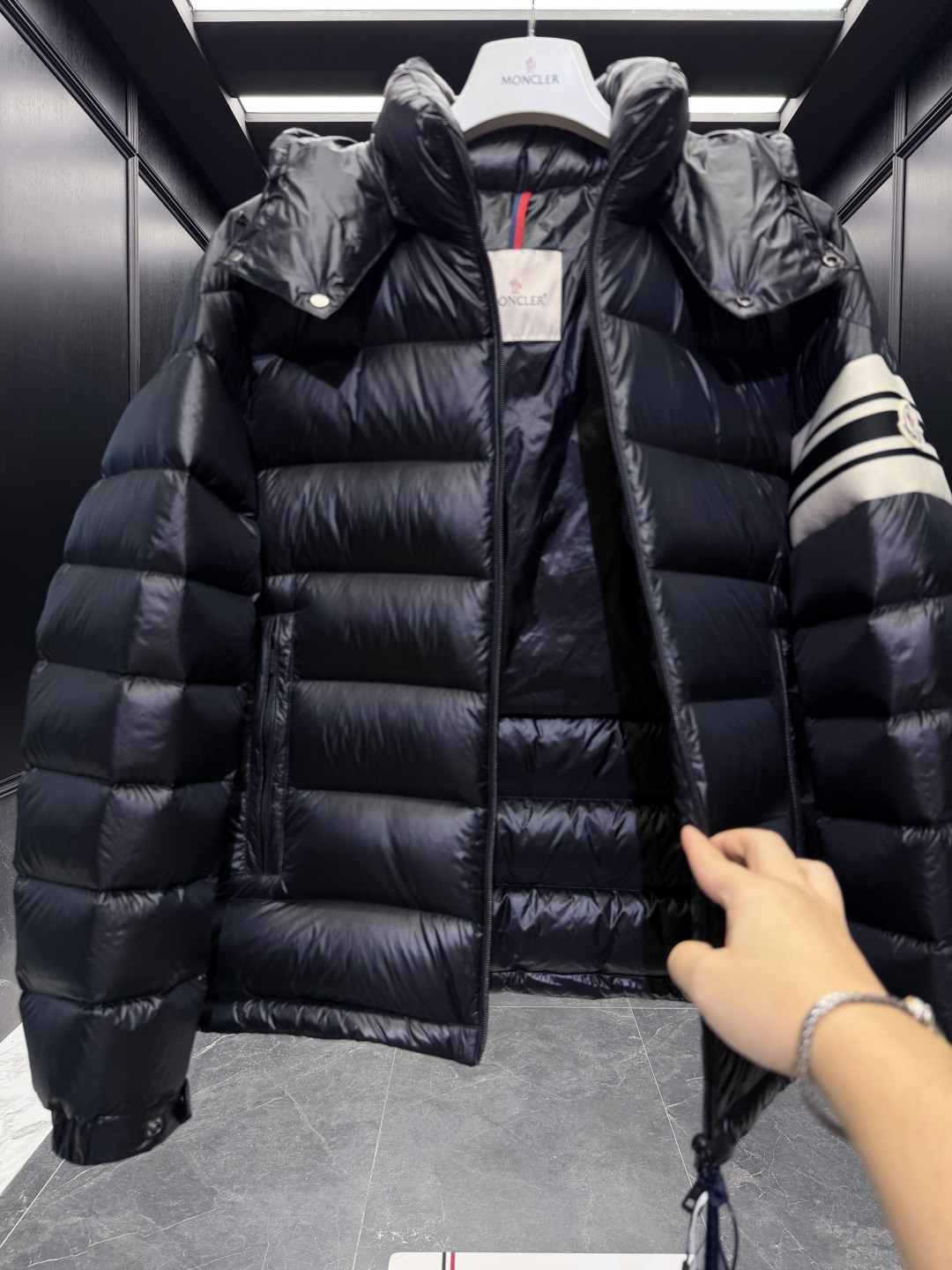 P550  特级羽绒⬆️Moncler Landre条纹拉链连帽长袖夹克外套.连帽可脱卸.可变立领夹克.原厂替换面料➕原厂配套五金.鹅绒填充.原版购入开发.

吊牌条码款号齐全,对应官网一致.吊牌内置NFC电子感应防伪.支持多重防伪验证.

🎁出厂标配全套柜台礼盒包装.（原版飞机盒，原版购物袋，原版防尘罩，原版衣架，原版感谢卡，原版丝带，升级原版超大磁吸礼盒.）

Moncler Landre羽绒夹克,绗缝缎面羽绒夹克,DIST认证.可拆卸式兜帽,附有松紧抽绳.

商品详情：
Landre羽绒夹克采用longue saison面料制成，四季皆宜。这种尼龙面料保暖而轻盈。此短款设计羽绒服自品牌传统汲取灵感，点缀绗缝标识元素。

细节：
&bull;采用longue saison 面料制成
&bull;Longue saison 衬里
&bull;填充羽绒
&bull;兜帽
&bull;拉链开合
&bull;拉链口袋
&bull;衣袖饰有织带
&bull;可调节袖口
&bull;标识绗缝
Size:1-5 黑色/绿色/红色
D00830