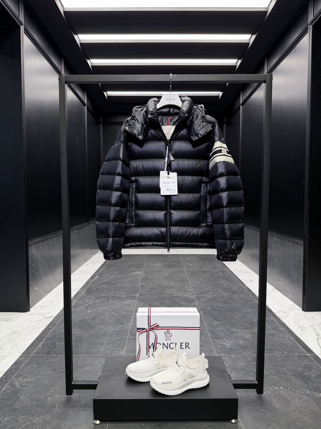 P550  特级羽绒⬆️Moncler Landre条纹拉链连帽长袖夹克外套.连帽可脱卸.可变立领夹克.原厂替换面料➕原厂配套五金.鹅绒填充.原版购入开发.

吊牌条码款号齐全,对应官网一致.吊牌内置NFC电子感应防伪.支持多重防伪验证.

🎁出厂标配全套柜台礼盒包装.（原版飞机盒，原版购物袋，原版防尘罩，原版衣架，原版感谢卡，原版丝带，升级原版超大磁吸礼盒.）

Moncler Landre羽绒夹克,绗缝缎面羽绒夹克,DIST认证.可拆卸式兜帽,附有松紧抽绳.

商品详情：
Landre羽绒夹克采用longue saison面料制成，四季皆宜。这种尼龙面料保暖而轻盈。此短款设计羽绒服自品牌传统汲取灵感，点缀绗缝标识元素。

细节：
&bull;采用longue saison 面料制成
&bull;Longue saison 衬里
&bull;填充羽绒
&bull;兜帽
&bull;拉链开合
&bull;拉链口袋
&bull;衣袖饰有织带
&bull;可调节袖口
&bull;标识绗缝
Size:1-5 黑色/绿色/红色
D00830