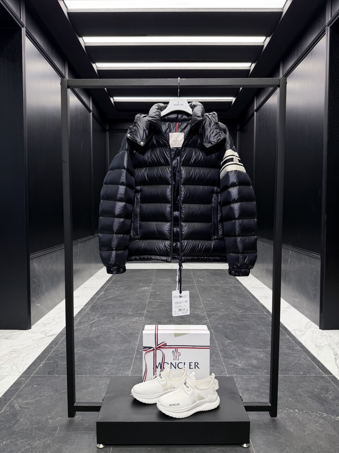 P550  特级羽绒⬆️Moncler Landre条纹拉链连帽长袖夹克外套.连帽可脱卸.可变立领夹克.原厂替换面料➕原厂配套五金.鹅绒填充.原版购入开发.

吊牌条码款号齐全,对应官网一致.吊牌内置NFC电子感应防伪.支持多重防伪验证.

🎁出厂标配全套柜台礼盒包装.（原版飞机盒，原版购物袋，原版防尘罩，原版衣架，原版感谢卡，原版丝带，升级原版超大磁吸礼盒.）

Moncler Landre羽绒夹克,绗缝缎面羽绒夹克,DIST认证.可拆卸式兜帽,附有松紧抽绳.

商品详情：
Landre羽绒夹克采用longue saison面料制成，四季皆宜。这种尼龙面料保暖而轻盈。此短款设计羽绒服自品牌传统汲取灵感，点缀绗缝标识元素。

细节：
&bull;采用longue saison 面料制成
&bull;Longue saison 衬里
&bull;填充羽绒
&bull;兜帽
&bull;拉链开合
&bull;拉链口袋
&bull;衣袖饰有织带
&bull;可调节袖口
&bull;标识绗缝
Size:1-5 黑色/绿色/红色
D00830