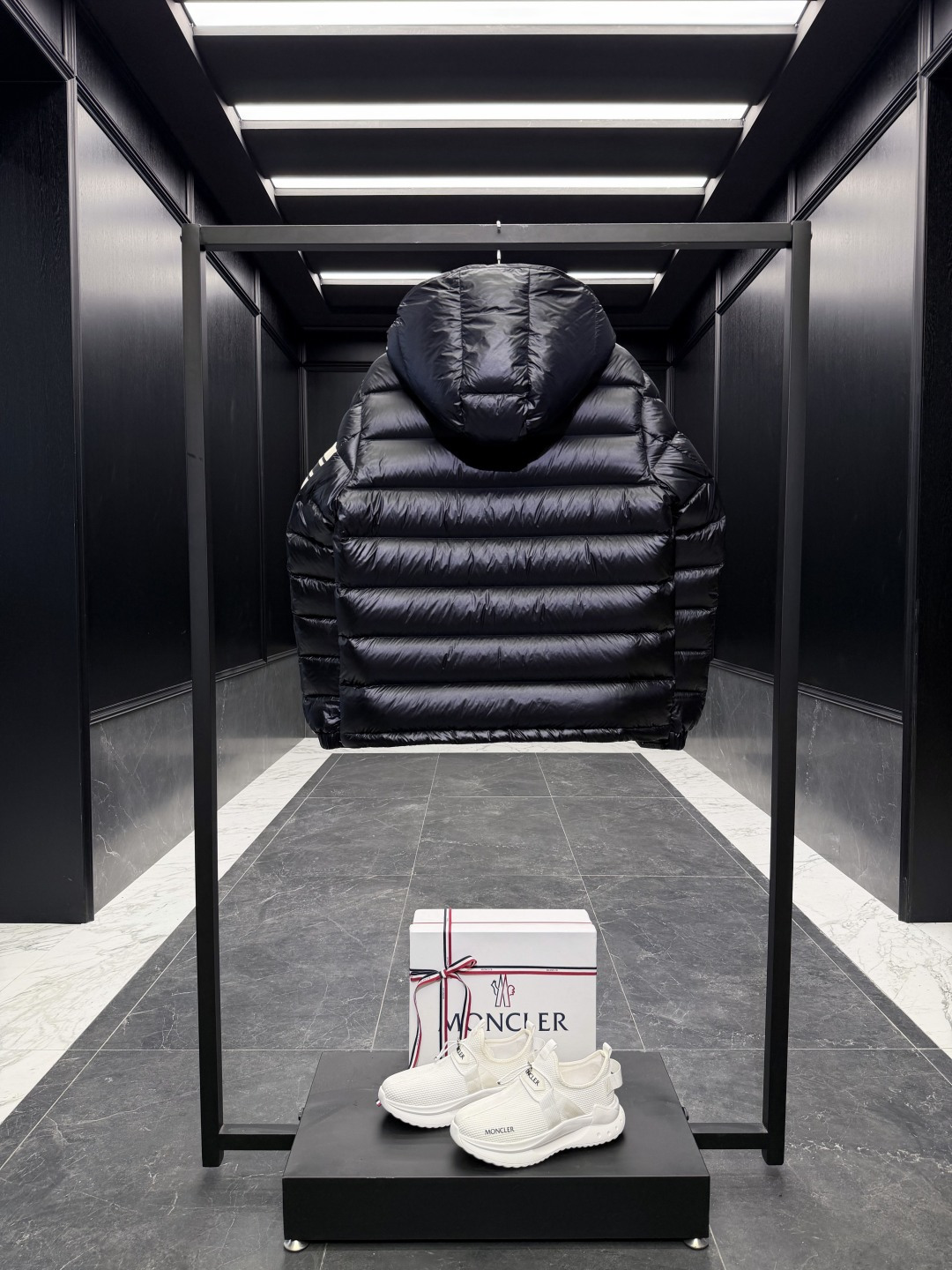 P550  特级羽绒⬆️Moncler Landre条纹拉链连帽长袖夹克外套.连帽可脱卸.可变立领夹克.原厂替换面料➕原厂配套五金.鹅绒填充.原版购入开发.

吊牌条码款号齐全,对应官网一致.吊牌内置NFC电子感应防伪.支持多重防伪验证.

🎁出厂标配全套柜台礼盒包装.（原版飞机盒，原版购物袋，原版防尘罩，原版衣架，原版感谢卡，原版丝带，升级原版超大磁吸礼盒.）

Moncler Landre羽绒夹克,绗缝缎面羽绒夹克,DIST认证.可拆卸式兜帽,附有松紧抽绳.

商品详情：
Landre羽绒夹克采用longue saison面料制成，四季皆宜。这种尼龙面料保暖而轻盈。此短款设计羽绒服自品牌传统汲取灵感，点缀绗缝标识元素。

细节：
&bull;采用longue saison 面料制成
&bull;Longue saison 衬里
&bull;填充羽绒
&bull;兜帽
&bull;拉链开合
&bull;拉链口袋
&bull;衣袖饰有织带
&bull;可调节袖口
&bull;标识绗缝
Size:1-5 黑色/绿色/红色
D00830