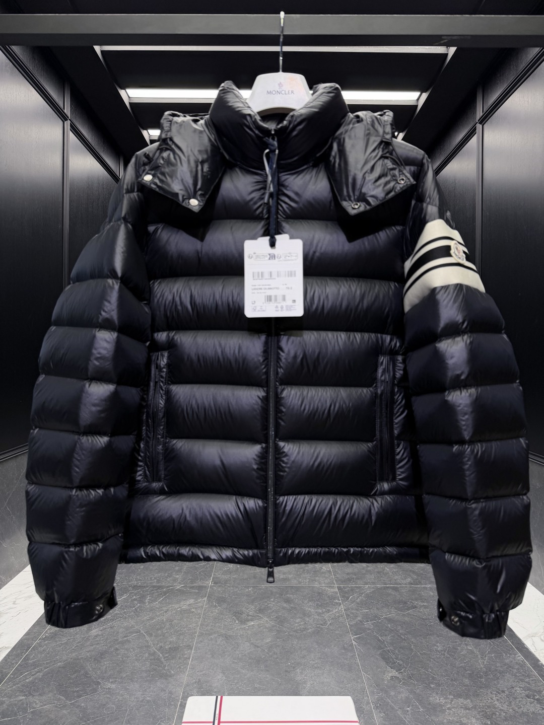 P550  特级羽绒⬆️Moncler Landre条纹拉链连帽长袖夹克外套.连帽可脱卸.可变立领夹克.原厂替换面料➕原厂配套五金.鹅绒填充.原版购入开发.

吊牌条码款号齐全,对应官网一致.吊牌内置NFC电子感应防伪.支持多重防伪验证.

🎁出厂标配全套柜台礼盒包装.（原版飞机盒，原版购物袋，原版防尘罩，原版衣架，原版感谢卡，原版丝带，升级原版超大磁吸礼盒.）

Moncler Landre羽绒夹克,绗缝缎面羽绒夹克,DIST认证.可拆卸式兜帽,附有松紧抽绳.

商品详情：
Landre羽绒夹克采用longue saison面料制成，四季皆宜。这种尼龙面料保暖而轻盈。此短款设计羽绒服自品牌传统汲取灵感，点缀绗缝标识元素。

细节：
&bull;采用longue saison 面料制成
&bull;Longue saison 衬里
&bull;填充羽绒
&bull;兜帽
&bull;拉链开合
&bull;拉链口袋
&bull;衣袖饰有织带
&bull;可调节袖口
&bull;标识绗缝
Size:1-5 黑色/绿色/红色
D00830