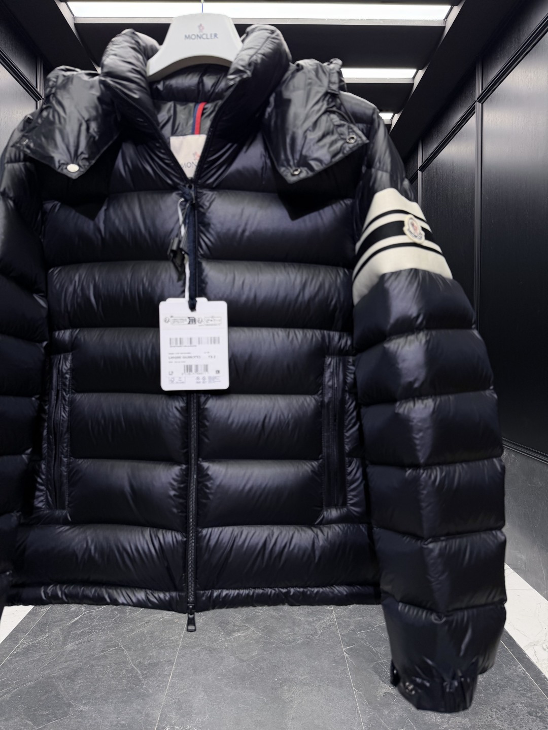 P550  特级羽绒⬆️Moncler Landre条纹拉链连帽长袖夹克外套.连帽可脱卸.可变立领夹克.原厂替换面料➕原厂配套五金.鹅绒填充.原版购入开发.

吊牌条码款号齐全,对应官网一致.吊牌内置NFC电子感应防伪.支持多重防伪验证.

🎁出厂标配全套柜台礼盒包装.（原版飞机盒，原版购物袋，原版防尘罩，原版衣架，原版感谢卡，原版丝带，升级原版超大磁吸礼盒.）

Moncler Landre羽绒夹克,绗缝缎面羽绒夹克,DIST认证.可拆卸式兜帽,附有松紧抽绳.

商品详情：
Landre羽绒夹克采用longue saison面料制成，四季皆宜。这种尼龙面料保暖而轻盈。此短款设计羽绒服自品牌传统汲取灵感，点缀绗缝标识元素。

细节：
&bull;采用longue saison 面料制成
&bull;Longue saison 衬里
&bull;填充羽绒
&bull;兜帽
&bull;拉链开合
&bull;拉链口袋
&bull;衣袖饰有织带
&bull;可调节袖口
&bull;标识绗缝
Size:1-5 黑色/绿色/红色
D00830