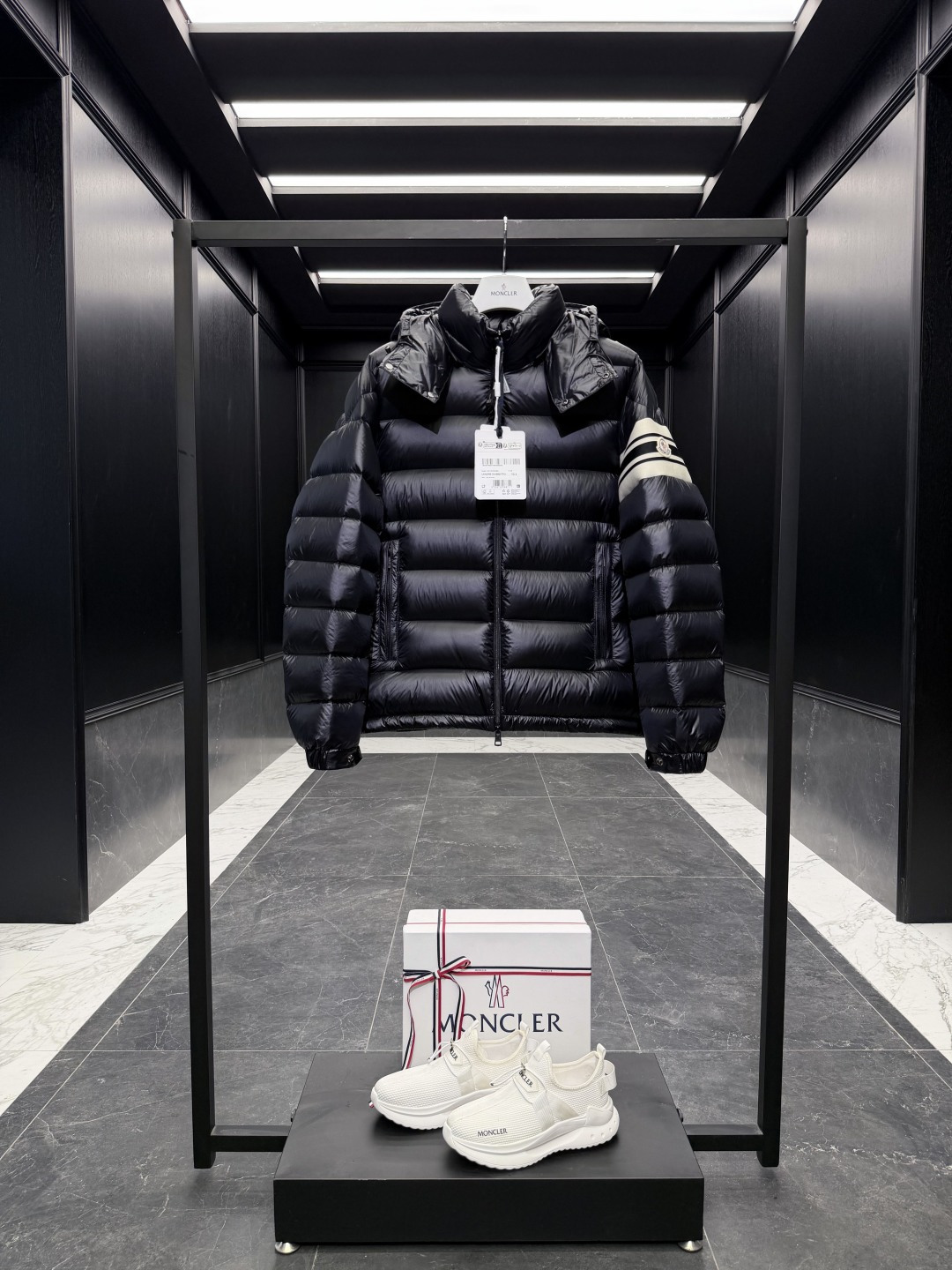 P550  特级羽绒⬆️Moncler Landre条纹拉链连帽长袖夹克外套.连帽可脱卸.可变立领夹克.原厂替换面料➕原厂配套五金.鹅绒填充.原版购入开发.

吊牌条码款号齐全,对应官网一致.吊牌内置NFC电子感应防伪.支持多重防伪验证.

🎁出厂标配全套柜台礼盒包装.（原版飞机盒，原版购物袋，原版防尘罩，原版衣架，原版感谢卡，原版丝带，升级原版超大磁吸礼盒.）

Moncler Landre羽绒夹克,绗缝缎面羽绒夹克,DIST认证.可拆卸式兜帽,附有松紧抽绳.

商品详情：
Landre羽绒夹克采用longue saison面料制成，四季皆宜。这种尼龙面料保暖而轻盈。此短款设计羽绒服自品牌传统汲取灵感，点缀绗缝标识元素。

细节：
&bull;采用longue saison 面料制成
&bull;Longue saison 衬里
&bull;填充羽绒
&bull;兜帽
&bull;拉链开合
&bull;拉链口袋
&bull;衣袖饰有织带
&bull;可调节袖口
&bull;标识绗缝
Size:1-5 黑色/绿色/红色
D00830