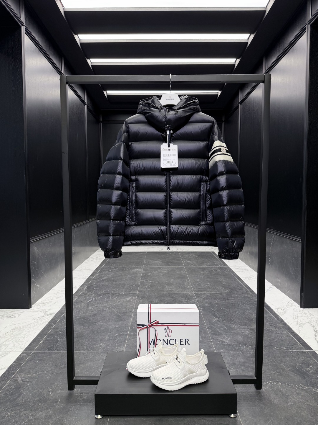 NO:644410,Premium down Moncler Landre striped zipper hooded long-sleeved jacket. The hood is removable. Variable stand-up collar jacket. Original replacement fabric and original matching hardware. Goose down filling. Original purchase and development. The tag bar code is complete and corresponds to the official website. The tag has built-in NFC electronic sensor anti-counterfeiting. Supports multiple anti-counterfeiting verifications. Moncler Landre down jacket, quilted satin down jacket, DIST certified. Detachable hood with elastic drawstring.  Product Details The Landre down jacket is made from longue saison fabric, suitable for all seasons. This nylon fabric is warm and lightweight. Inspired by the brand's heritage, this short design down jacket is embellished with quilted logo elements. Details Made of longue saison fabric Longue saison lining Filled with down Hood Zip closure Zippered pockets Webbing on sleeves Adjustable cuffs Logo quilting Size: 1-5 Black/Green/Red  D00830,,Moncler,jackets & coats,jackets & coats,down jacket,hats,alexander wang19860909蒙口特级羽绒Moncler Landre条纹拉链连帽长袖夹克外套.连帽可脱卸.可变立领夹克.原厂替换面料原厂配套五金.鹅绒填充.原版购入开发. 吊牌条码款号齐全,对应官网一致.吊牌内置NFC电子感应防伪.支持多重防伪验证. Moncler Landre羽绒夹克,绗缝缎面羽绒夹克,DIST认证.可拆卸式兜帽,附有松紧抽绳. 商品详情 Landre羽绒夹克采用longue saison面料制成,四季皆宜.这种尼龙面料保暖而轻盈.此短款设计羽绒服自品牌传统汲取灵感,点缀绗缝标识元素. 细节 采用longue saison 面料制成 Longue saison 衬里 填充羽绒 兜帽 拉链开合 拉链口袋 衣袖饰有织带 可调节袖口 标识绗缝 Size:1-5 黑色/绿色/红色 D00830,,Moncler,jackets & coats,jackets & coats,down jacket,hats,alexander wang,Men's clothing