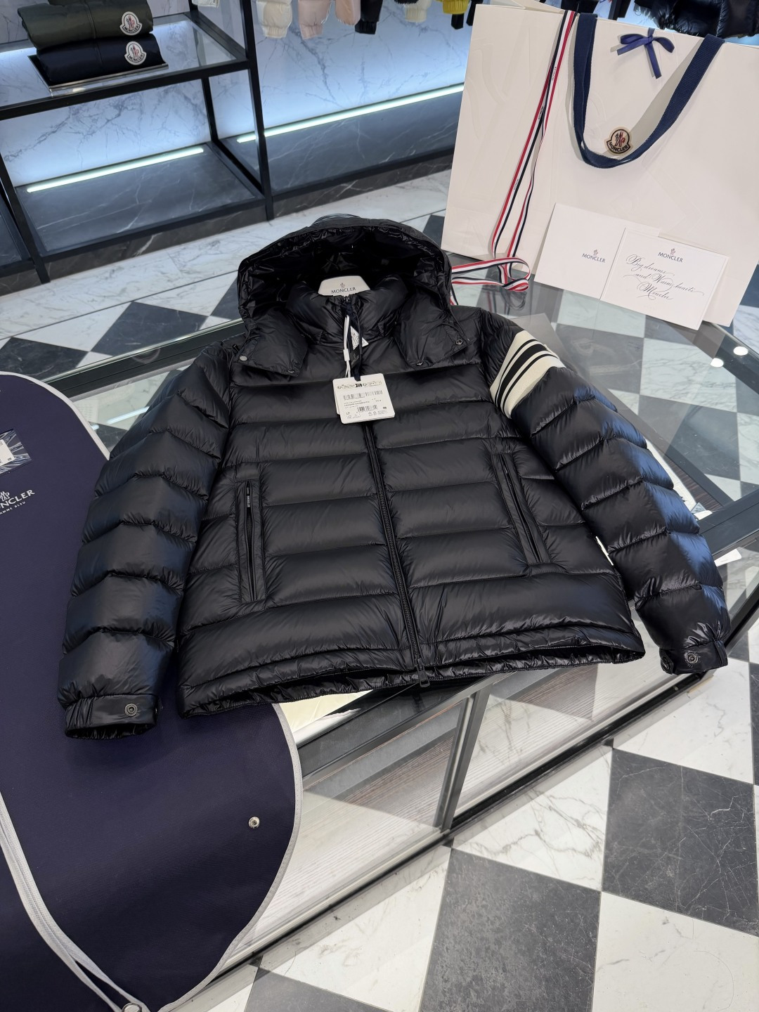 NO:660511,Moncler Landre striped zipper hooded long-sleeved jacket. The hood is removable. More details are shot.,Moncler-clothing,Moncler,jackets & coats,jackets & coats,hats, 19860909Moncler Landre条纹拉链连帽长袖夹克外套.连帽可脱卸.更多细节实拍.,蒙口-服装,Moncler,jackets & coats,jackets & coats,hats, ,Women's clothing