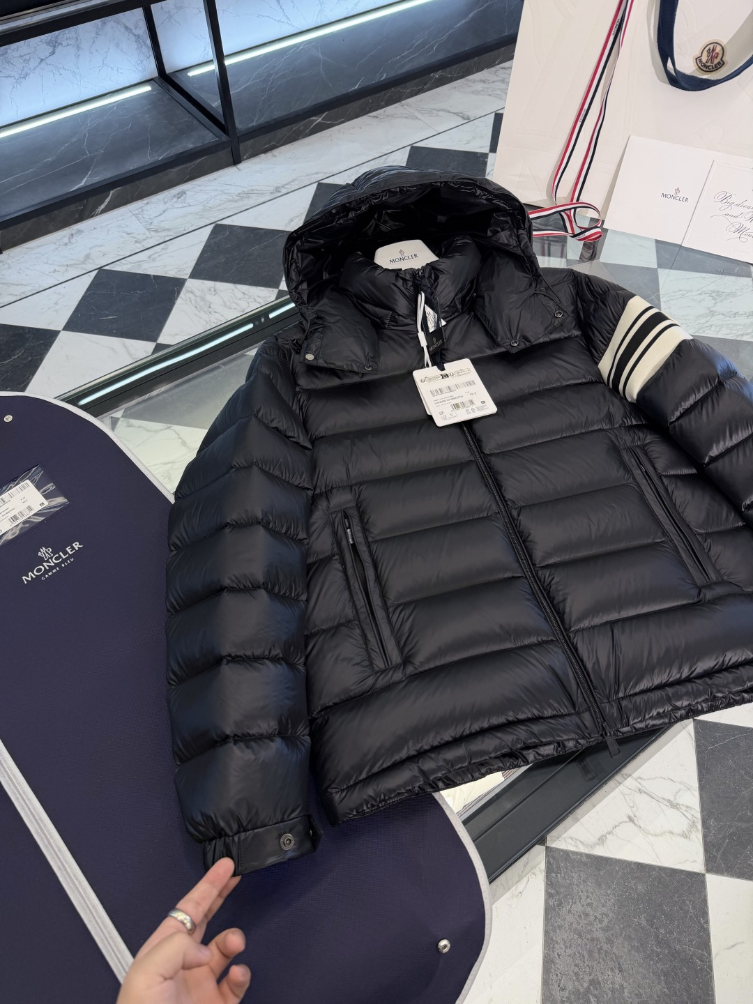 Moncler Landre条纹拉链连帽长袖夹克外套.连帽可脱卸.更多细节实拍.