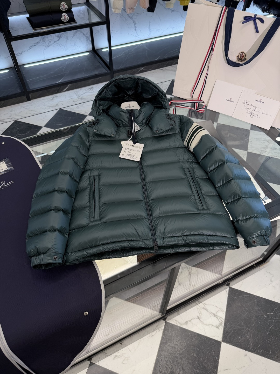 NO:660515,Moncler Landre striped zipper hooded long-sleeved jacket. The hood is removable. More details are shot.,Moncler-clothing,Moncler,jackets & coats,jackets & coats,hats, 19860909Moncler Landre条纹拉链连帽长袖夹克外套.连帽可脱卸.更多细节实拍.,蒙口-服装,Moncler,jackets & coats,jackets & coats,hats, ,Women's clothing