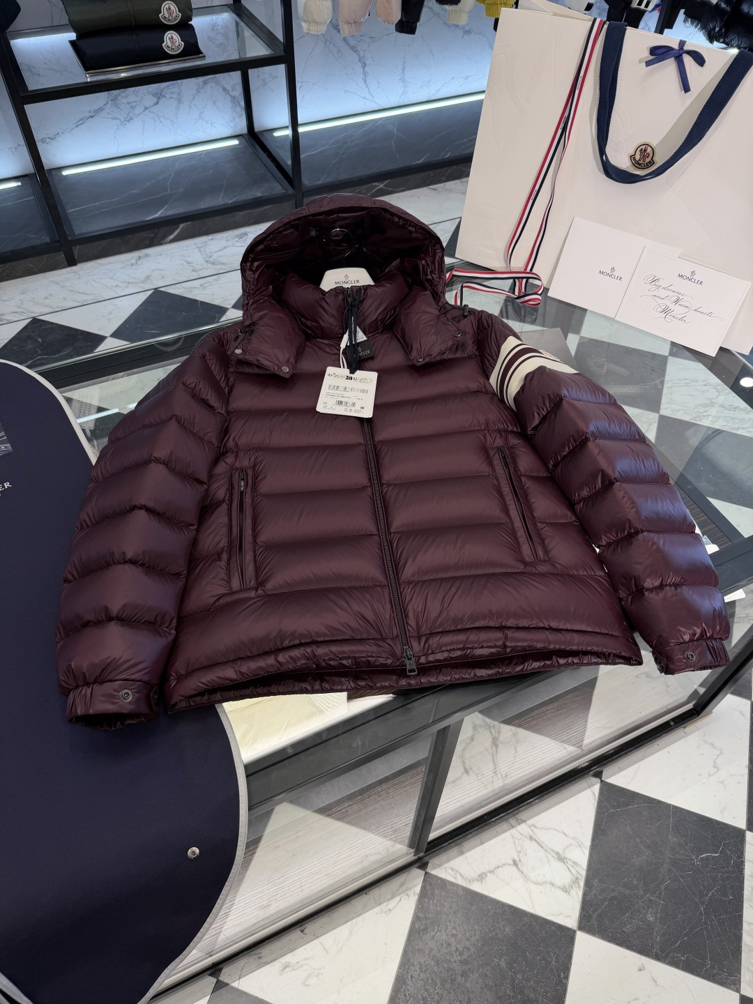 NO:637292,Premium down Moncler Landre striped zipper hooded long-sleeved jacket. The hood is removable. Variable stand-up collar jacket. Original replacement fabric and original matching hardware. Goose down filling. Original purchase and development. The tag bar code is complete and consistent with the official website. The tag has built-in NFC electronic sensor anti-counterfeiting. Supports multiple anti-counterfeiting verifications.  Comes standard with a full set of counter gift box packaging. (Original airplane box, original shopping bag, original dust cover, original hanger, original thank you card, original ribbon, upgraded original oversized magnetic gift box.) Moncler Landre down jacket, quilted satin down jacket, DIST certified. Detachable hood with elastic drawstring. Product details Landre down jacket uses longue  Made from saison fabric, suitable for all seasons. This nylon fabric is warm and lightweight. Inspired by the brand's heritage, this short design down jacket is embellished with quilted logo elements. Details Made of longue saison fabric Longue saison lining Filled with down Hood Zip closure Zippered pockets Webbing on sleeves Adjustable cuffs Logo quilting Size: 1-5 Black/Green/Red, Moncler, jackets & coats, jackets  & coats,down jacket,hats,alexander wang19860909特级羽绒Moncler Landre条纹拉链连帽长袖夹克外套.连帽可脱卸.可变立领夹克.原厂替换面料原厂配套五金.鹅绒填充.原版购入开发. 吊牌条码款号齐全,对应官网一致.吊牌内置NFC电子感应防伪.支持多重防伪验证. 标配全套柜台礼盒包装.（原版飞机盒,原版购物袋,原版防尘罩,原版衣架,原版感谢卡,原版丝带,升级原版超大磁吸礼盒.） Moncler Landre羽绒夹克,绗缝缎面羽绒夹克,DIST认证.可拆卸式兜帽,附有松紧抽绳. 商品详情 Landre羽绒夹克采用longue saison面料制成,四季皆宜.这种尼龙面料保暖而轻盈.此短款设计羽绒服自品牌传统汲取灵感,点缀绗缝标识元素. 细节 采用longue saison 面料制成 Longue saison 衬里 填充羽绒 兜帽 拉链开合 拉链口袋 衣袖饰有织带 可调节袖口 标识绗缝 Size:1-5 黑色/绿色/红色,蒙口-服装,Moncler,jackets & coats,jackets & coats,down jacket,hats,alexander wang,Women's clothing