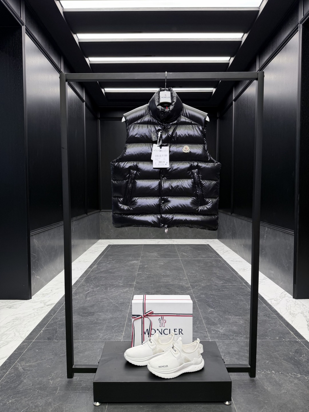 NO:660508,Special down Moncler Tib (all black lining for non-Tibb/Tib) men's down vest. Ace classic. Channel exclusive product. Genuine original replacement fabric. Only this batch. (95 European standard gooseneck filling 700+ fill power. The tag barcode model number corresponds to the official website, and the tag has built-in NFC electronic sensor anti-counterfeiting) Original replacement fabric and original matching hardware. Must be ceiling. If I find a better one, I will give it to you for free.  Comes standard with a full set of counter gift box packaging. (Original machine box, original shopping bag, original dust-proof grass, original hanger, original thank you card, original ribbon, upgraded original oversized magnetic gift box.) Moncler designed single product, made of nylon laqué fabric, with eye-catching color matching. The Tib vest is a classic Moncler item, inspired by the iconic archive silhouette of the 1980s. Made of nylon  Made of laqué fabric, it can be worn as an urban outerwear piece in the changing seasons, or layered with a jacket in colder seasons to create a complete look. Details · Made of nylon laqué fabric · Nylon laqué lining · Filled down · Zipper closure · Snap closure on collar · Zipper pocket · Zippered interior pocket Size1-5 Black, hooded-clothing,Moncler,jackets & coats,jackets & coats,jacket, down jacket, down jacket19860909特级羽绒Moncler Tib(非Tibb/Tib为全黑内衬)男士羽绒马甲.王牌经典.渠道臻品.真正的原厂替换面料.仅此一批. (95欧规鹅颈绒填充700+蓬松度.吊牌条码款号对应官网一致,吊牌内置NFC电子感应防伪) 原厂替换面料原厂配套五金.必须天花板.找到更好的我白送你. 标配全套柜台礼盒包装.（原版机盒,原版购物袋,原版防尘草,原版衣架,原版感谢卡,原版丝带,升级原版超大磁吸礼盒.） Moncler设计单品,采用nylon laqué面料制成,演绎醒目配色. Tib马甲是Moncler的经典单品,灵感源于80年代的标志性典藏廓形.采用nylon laqué面料制成,可在换季时节作为都市外套单品,或在寒冷季节外搭夹克打造完整造型. 详情 ·采用nylon laqué面料制成 ·Nylon laqué衬里 ·填充羽绒 ·拉链开合 ·衣领设按扣开合 ·拉链口袋 ·拉链内部口袋 Size1-5 黑色,蒙口-服装,Moncler,jackets & coats,jackets & coats,down jacket, ,Women's clothing