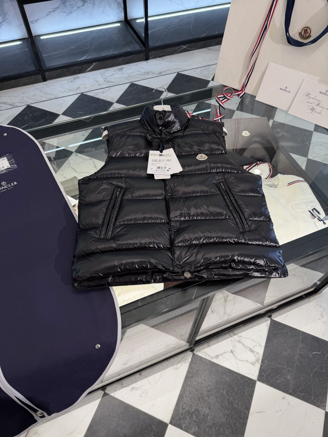 NO:660510,Moncler Tib (all black lining for non-Tibb/Tib) men's down vest. The ace classic is back. The black lining that I miss so much. More details are shot., Moncler-clothing, Moncler, down jacket,  19860909Moncler Tib(非Tibb/Tib为全黑内衬)男士羽绒马甲.王牌经典回归.心心念念的黑色内衬.更多细节实拍.,蒙口-服装,Moncler,down jacket, ,Women's clothing