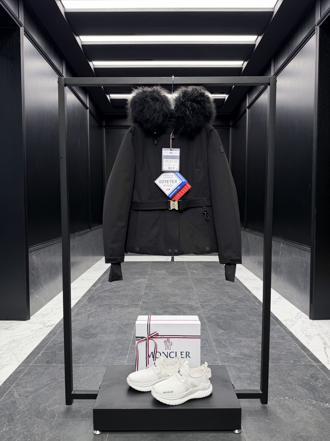 NO:660512,Special down Moncler Grenoble [Outdoor Equipment] Laplance GORE-TEX women's shearling-trimmed hooded down ski jacket. Original purchased and developed. Three-layer gluing process. All stitching positions are double-glued on the back. Goose down filling. Original purchased and developed. Oversized fur collar. The size of the fur collar at the counter is determined by random luck. In my case, each one is oversized and full. Fur collar style fur collars only look good if they are oversized.  The tag has a complete barcode number and corresponds to the official website. The tag has built-in NFC electronic induction anti-counterfeiting. It supports multiple anti-counterfeiting verifications. It comes standard with a full set of counter gift box packaging. (original airplane box, original shopping bag, original dust cover, original hanger, original thank you card, original ribbon, upgraded original oversized magnetic gift box.) Laplance women's functional down ski jacket is specially designed for alpine skiing, which can keep you warm on the slopes. Product details  The Laplance Women's Ski Jacket is made from classic fabrics and covered in functional GORE-TEX laminate. Sleek and feminine lines throughout, it has a contoured waistband and a shearling trim on the hood that can be easily removed depending on the weather. Features functional zippers, a ski pass pocket and avalanche reflectors for the challenges of the mountain environment. Details Designed for skiing and snowboarding Made of double-layered flat-weave GORE-TEX canvas Polyester lining Down fill Heat-sealed seams  Adjustable hood with removable shearling trim YKK AquaGuard functional zipper closure Front draft panel with Velcro closure Removable and adjustable waistband YKK AquaGuard functional zippered exterior pocket YKK AquaGuard functional zippered interior electronics pocket YKK AquaGuard functional zippered ski pass pocket RECCO reflector Stretch jersey wristbands Adjustable cuffs Silicone logo patch Size0-3 Black/White  Fairy style, hooded clothing, Moncler, jackets & coats, jackets & coats, down jacket, hats,  19860909特级羽绒Moncler Grenoble【户外装备】Laplance GORE-TEX女士羊毛皮饰边连帽羽绒滑雪夹克外套.原版购入开发.三层压胶工艺.所有车线位置反面全部二次压胶.鹅绒填充.原版购入开发. 超大毛领.柜台毛领大小拼的是随机运气.在我这里每一条都是超大超饱满.毛领款式毛领超大才好看. 吊牌条码款号齐全,对应官网一致.吊牌内置 NFC电子感应防伪.支持多重防伪验证. 标配全套柜台礼盒包装.（原版飞机盒,原版购物袋,原版防尘罩,原版衣架,原版感谢卡,原版丝带,升级原版超大磁吸礼盒.） Laplance女士功能性羽绒滑雪夹克专为高山滑雪设计,可让您在斜坡雪道上保持温暖. 商品详情 Laplance女士滑雪夹克采用经典面料制成,覆以功能性GORE-TEX层压面料.整体线条流畅而柔美,搭配突显廓形的腰带,兜帽的羊毛皮饰边可根据天气轻松拆卸.配有功能性拉链、滑雪通行证口袋和雪崩反射器,适合应对山地环境挑战. 细节 专为滑雪和单板滑雪设计 采用双层平织GORE-TEX帆布制成 聚酯纤维衬里 填充羽绒 热封接缝 可调节兜帽,配有可拆卸羊毛皮饰边 YKK AquaGuard功能性拉链开合 正面拒风片,搭配魔术贴开合 可拆卸和可调节腰带 YKK AquaGuard功能性拉链外部口袋 YKK AquaGuard功能性拉链内部电子设备口袋 YKK AquaGuard功能性拉链滑雪通行证口袋 RECCO反射器 弹性平纹针织护腕 可调节袖口 硅胶标识贴片 Size0-3 黑色/白色 仙女款,蒙口-服装,Moncler,jackets & coats,jackets & coats,down jacket,hats, ,Women's clothing