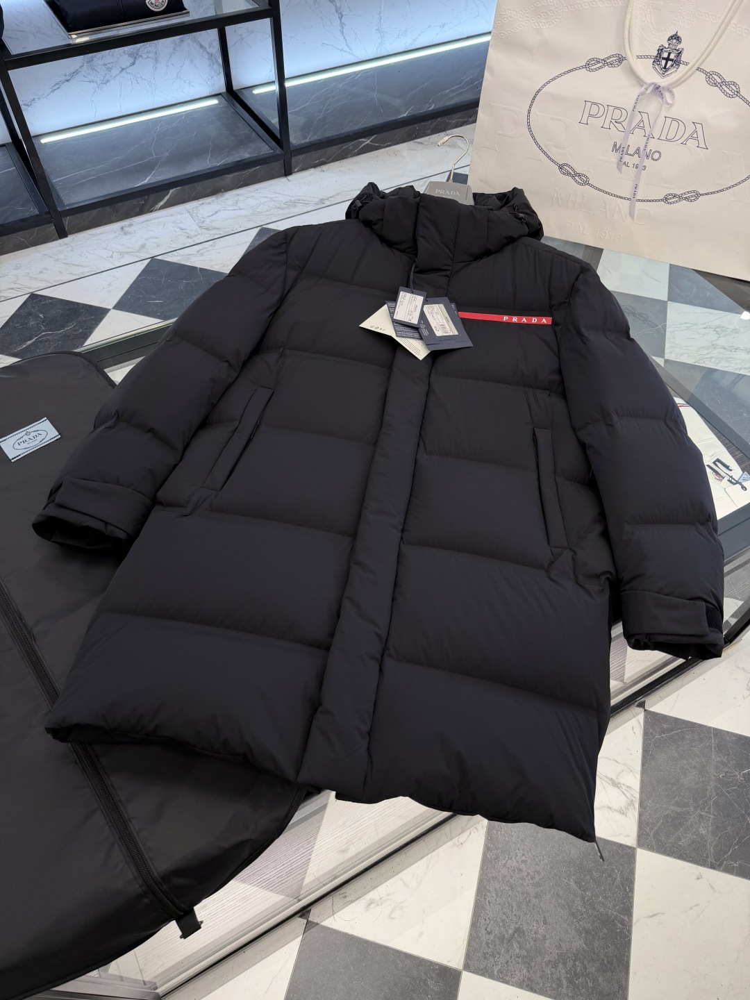 NO:637293,Extra-grade down Prada3211 mid-length technical laminated lightweight tear-resistant fabric hooded down jacket. Detachable hood. Variable stand-up collar jacket. Double laminated locking velvet technology. Filled with goose down and original matching hardware. Delivered to your home in a complete set hanging. Comes with a suit storage bag/hanger/shopping bag/standard complete counter gift box. Product details  Prada's iconic red stripe silicone logo embellishes this down jacket made of technical lightweight tear-resistant fabric. The body is full of modern charm, interpreting streetwear style; To ensure the sustainable care of the product, maintain its characteristics and reduce its impact on the environment, it is recommended not to wash the product frequently, let it dry naturally after each use, and entrust a professional environmentally friendly dry cleaner to dry clean it. Loose fit Removable hood Straight-cut sleeves Zipper closure Windproof placket Zippered welt pocket  Stretch windproof cuffs Dropped shoulders Straight-cut hem Goose down lining Classic red stripe logo on front Size48-56,Prada-clothing,prada,prada,jackets & coats,jackets & coats,down jacket,business suit,hats,alexander wang19860909特级羽绒Prada3211中长款科技压胶轻质抗撕裂面料连帽羽绒外套.连帽可脱卸.可变立领夹克.双重压胶锁绒工艺.采用鹅绒填充原厂配套五金. 发货全套挂装到家.配有西装收纳袋/衣架/购物袋/标配全套柜台礼盒. 产品详情 Prada标志性的红条硅胶logo,装点这款科技轻质抗撕裂面料羽绒外套.衣身弥漫摩登魅力,诠释街头着装风格； 为确保产品的可持续护理,保持其特性并减少其对环境的影响,建议不要频繁清洗产品,每次使用后让其自然晾干,并委托专业的环保干洗店进行干洗. 宽松版型 连帽可脱卸 直裁衣袖 拉链拉合 防风门襟 拉链式嵌线袋 弹力防风袖口 落肩设计 直裁下摆 鹅绒加衬 正面经典红条logo Size48-56,普拉达-服装,prada,prada,jackets & coats,jackets & coats,down jacket,business suit,hats,alexander wang,Women's clothing