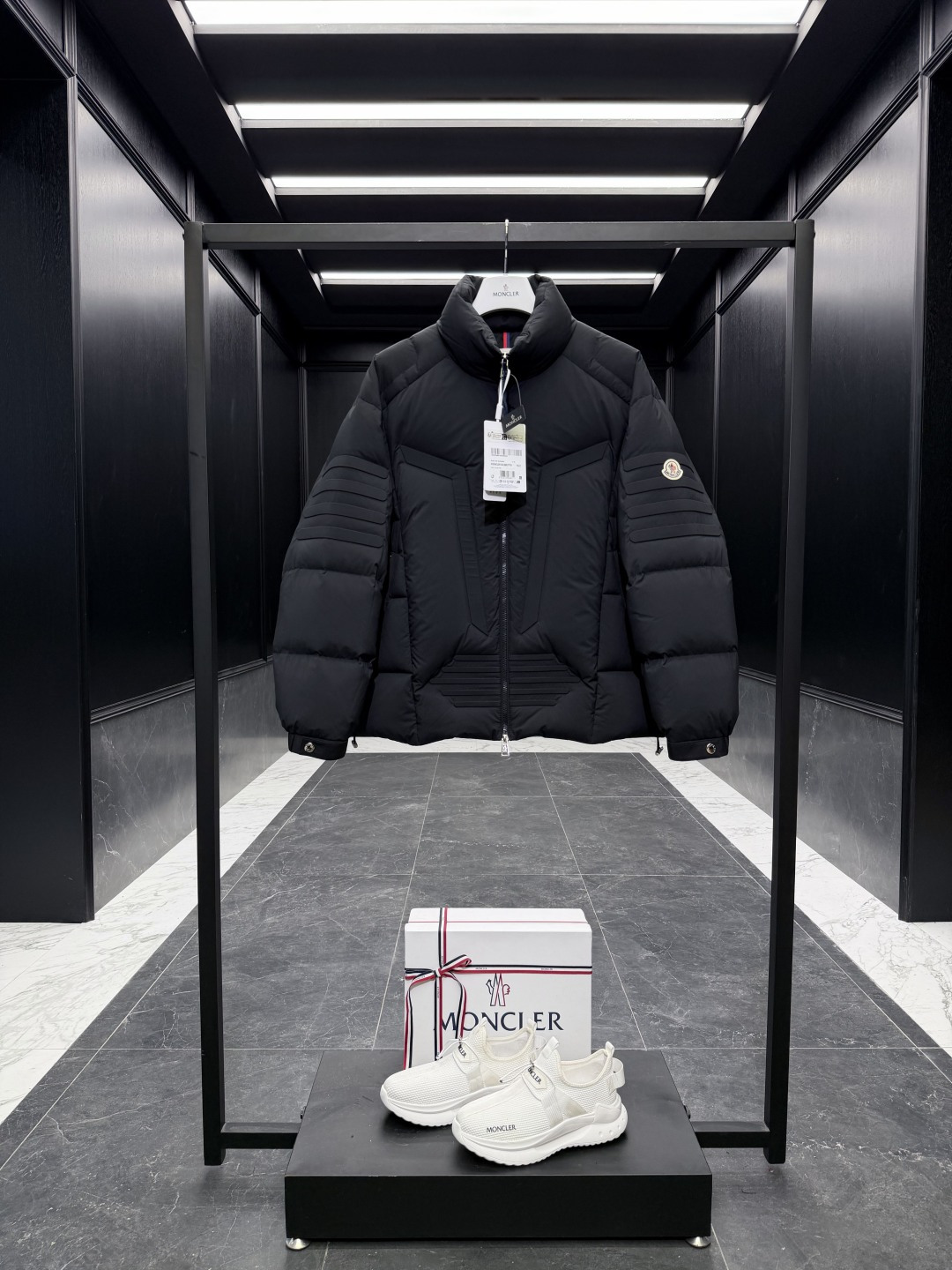 NO:660542,Special down Moncler Matt Black3144 European limited edition. 2025 new heavy-duty machine-style special-shaped cut stand-collar down jacket. Goose down filling. The ultimate heavy-duty item. Comes with a full set of counter gift box packaging as standard. (Original airplane box, original shopping bag, original dust cover, original hanger, original thank you card, original ribbon, upgraded original oversized magnetic gift box.) Matt  black This short down jacket is a statement piece, designed for the modern man who values functionality and beauty. The epitome of avant-garde menswear, this down jacket is made from lightweight nylon fabric with water-repellent properties. Decorated with novel quilting and embroidered logo on the back neck. Made of fine soft fabric Polyester lining Embroidered logo on the back neck Filled with down Stand-up collar Zipper closure Hidden pockets Elastic cuffs  Adjustable elastic hem Special-shaped quilting design Adhesive logo lettering Felt logo Size1-5 Black/Brown/White, Mouth-clothing,Moncler,jackets & coats,jackets & coats,down jacket, 19860909特级羽绒Moncler Matt Black3144欧洲限定款.2025全新重工机甲风异型裁剪立领羽绒外套.鹅绒填充.极致重工单品. 标配全套柜台礼盒包装.（原版飞机盒,原版购物袋,原版防尘罩,原版衣架,原版感谢卡,原版丝带,升级原版超大磁吸礼盒.） Matt black此款短款羽绒夹克是一款个性单品,专为注重功能性和美观的现代男士设计.此款羽绒夹克是前卫男装的典范之作,采用具有拒水性能的轻盈尼龙面料制成.饰有新颖绗缝,后领口饰有刺绣Logo标识. 采用细密柔软面料制成 聚酯纤维衬里 后领口饰有刺绣logo标识 填充羽绒 立领 拉链开合 隐藏式口袋 松紧袖口 可调节松紧下摆 异型绗缝设计 粘合标识字样 毛毡标识 Size1-5 黑色/棕色/白色,蒙口-服装,Moncler,jackets & coats,jackets & coats,down jacket, ,Women's clothing