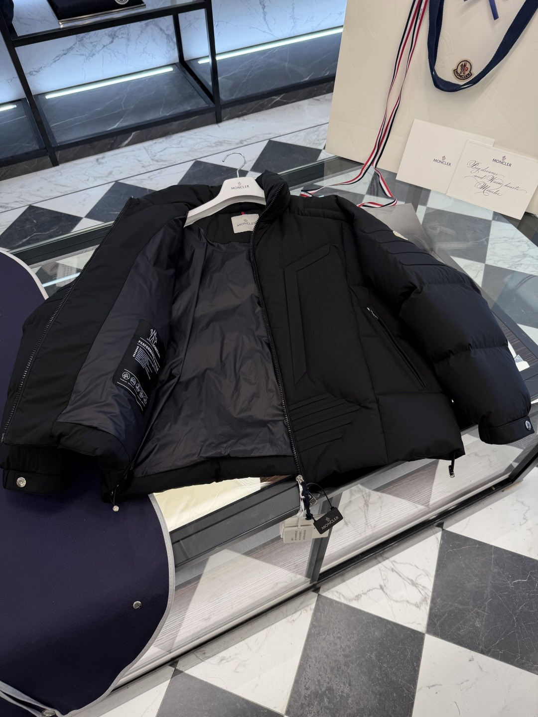 Moncler Matt Black欧洲限定款.2025全新重工机甲风异型裁剪立领羽绒外套.更多细节实拍