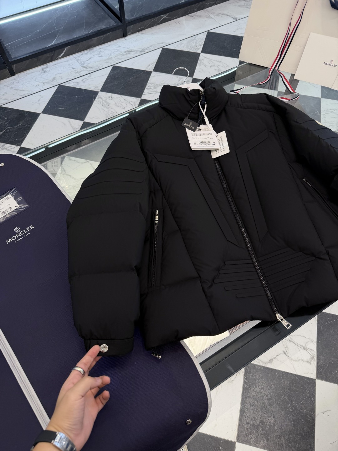 Moncler Matt Black欧洲限定款.2025全新重工机甲风异型裁剪立领羽绒外套.更多细节实拍