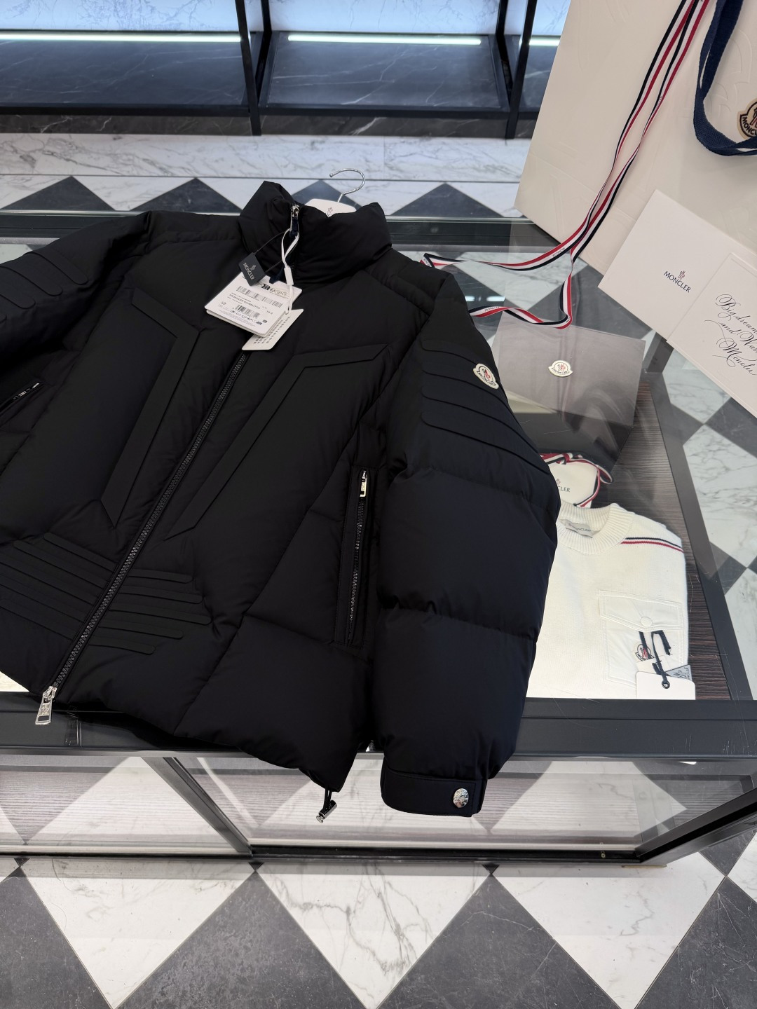 Moncler Matt Black欧洲限定款.2025全新重工机甲风异型裁剪立领羽绒外套.更多细节实拍