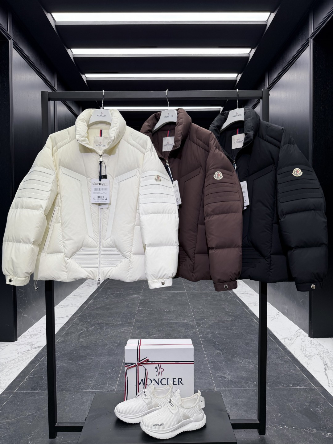 Moncler Matt Black欧洲限定款.2025全新重工机甲风异型裁剪立领羽绒外套.三色实拍图集