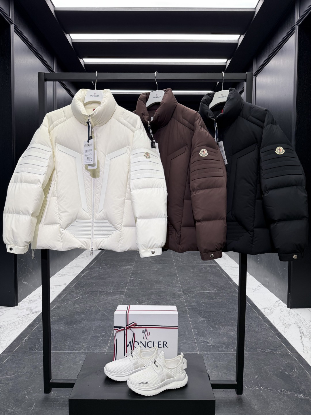 Moncler Matt Black欧洲限定款.2025全新重工机甲风异型裁剪立领羽绒外套.三色实拍图集
