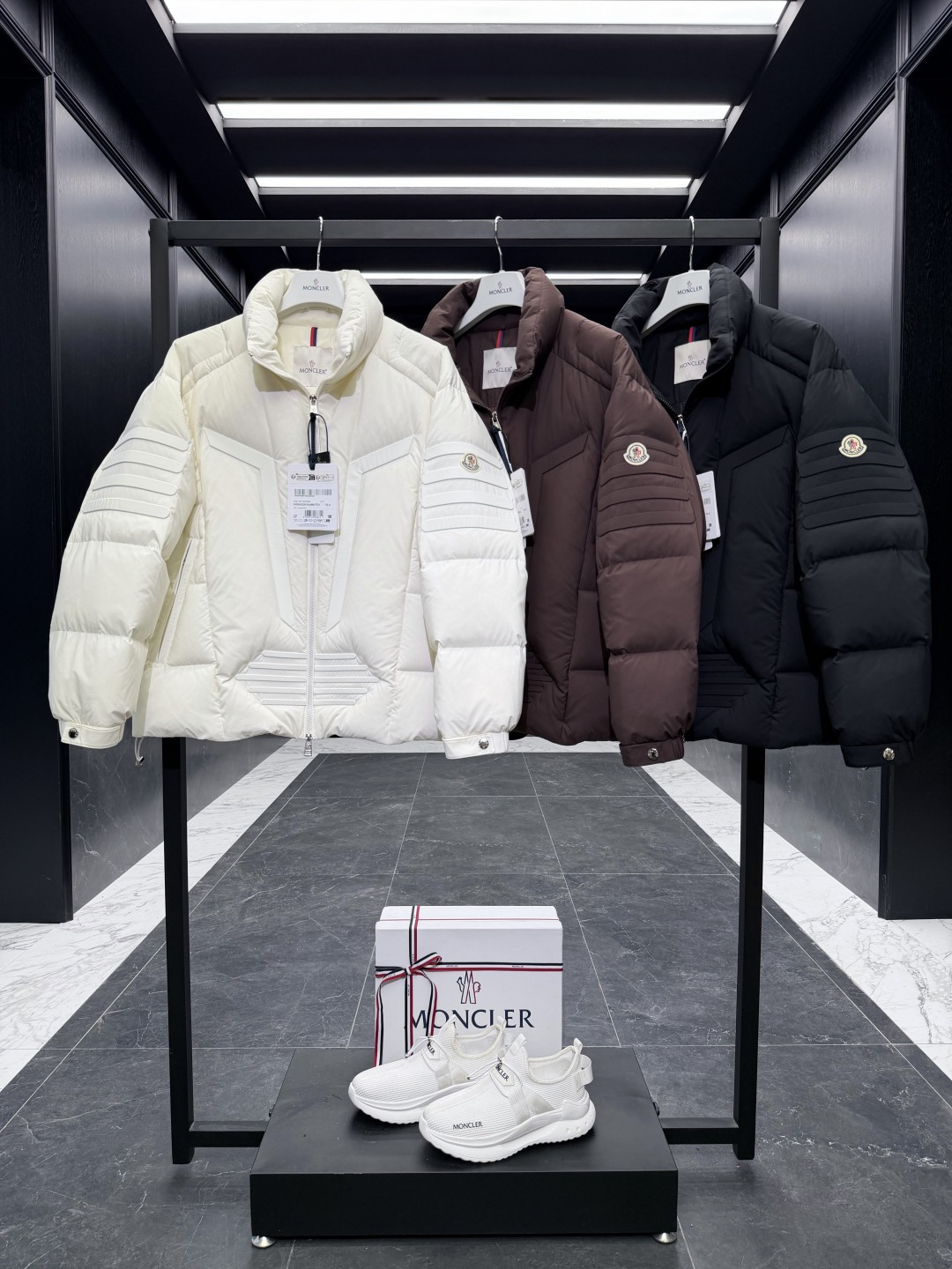 Moncler Matt Black欧洲限定款.2025全新重工机甲风异型裁剪立领羽绒外套.三色实拍图集