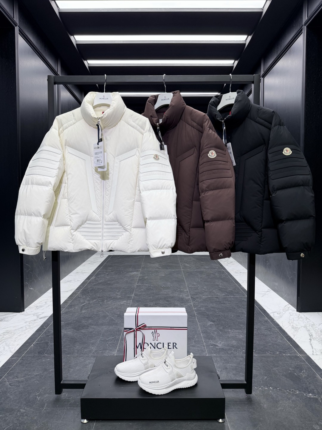 Moncler Matt Black欧洲限定款.2025全新重工机甲风异型裁剪立领羽绒外套.三色实拍图集