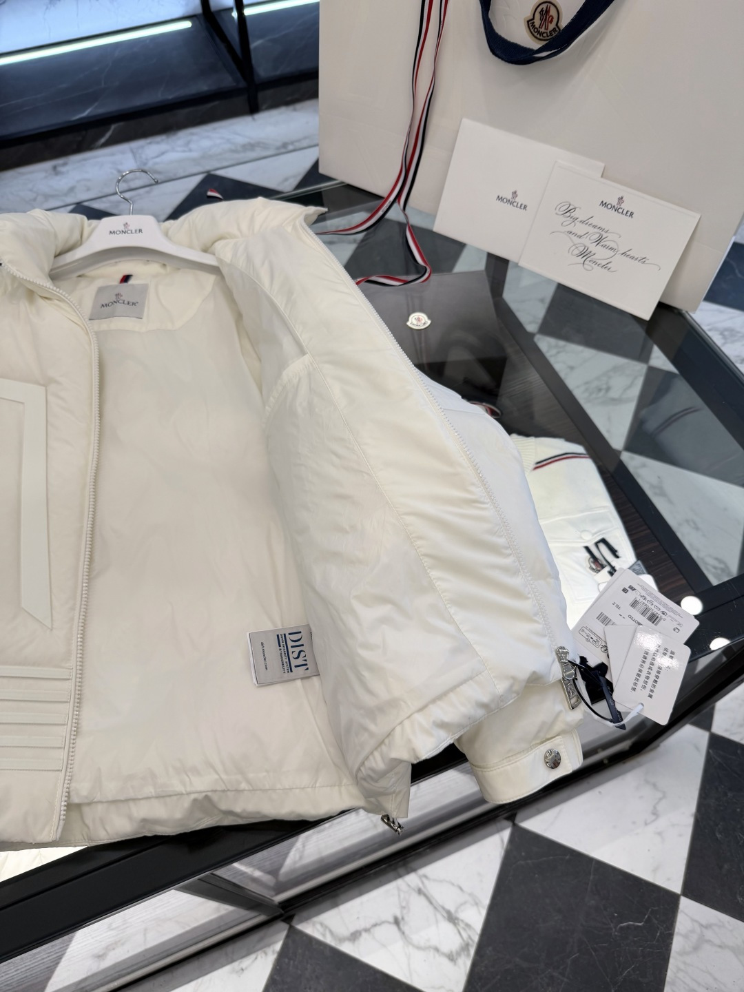 Moncler Matt Black欧洲限定款.2025全新重工机甲风异型裁剪立领羽绒外套.更多细节实拍