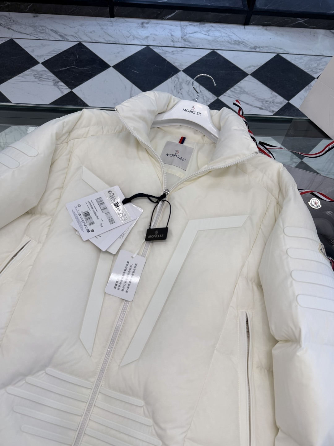 Moncler Matt Black欧洲限定款.2025全新重工机甲风异型裁剪立领羽绒外套.更多细节实拍