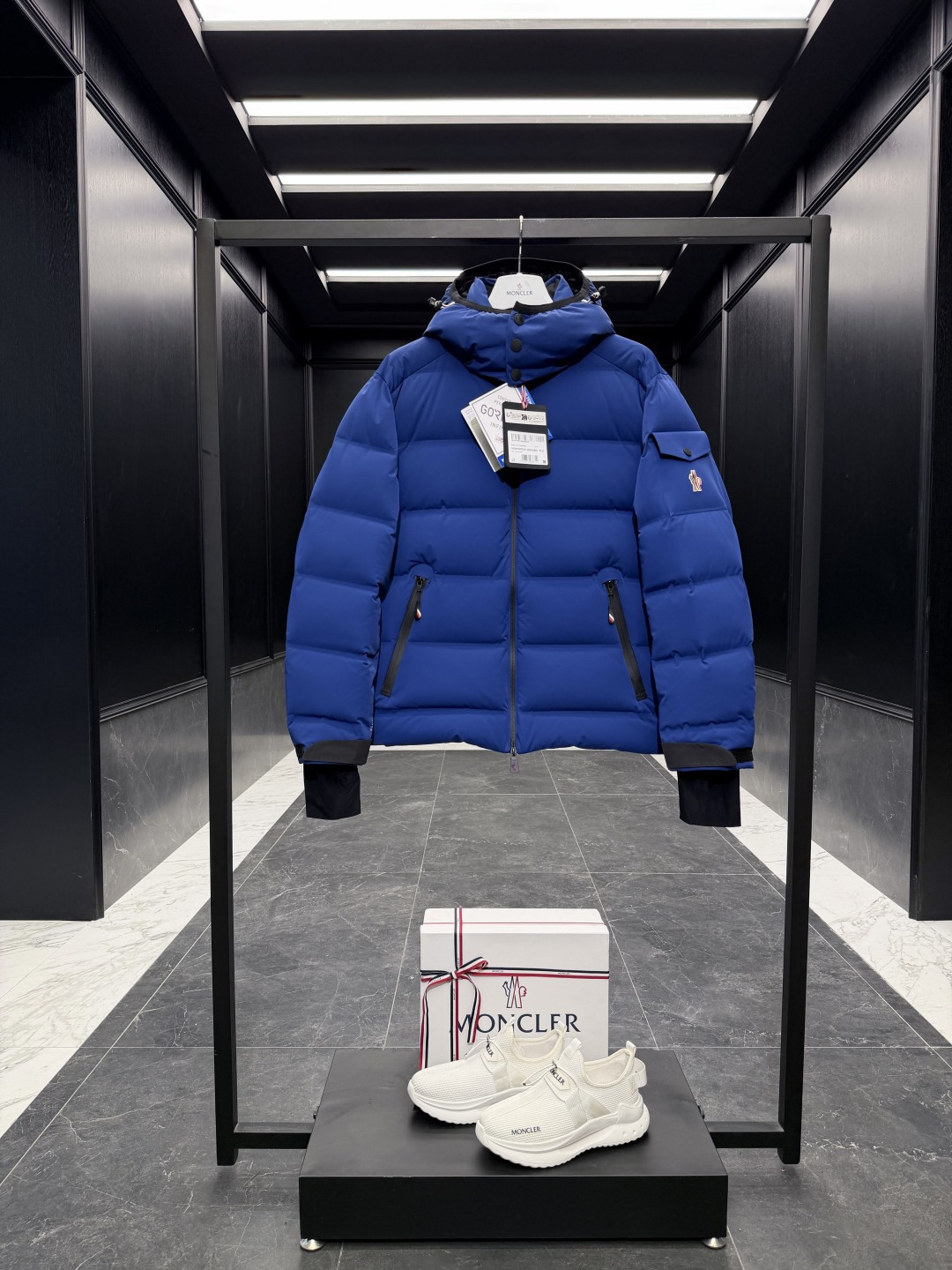 NO:683269,Special down Moncler Montgetech (limited to blue) high-end men's short down jacket. A high-end item priced at 2w at the counter. The fabric is so good that you don't want to miss it. A must-have item for high-end customers. The color is so beautiful. The tag has complete barcodes and styles, consistent with the official website. The tag has built-in NFC electronic induction anti-counterfeiting. Supports multiple anti-counterfeiting verifications.  Comes standard with a full set of counter gift box packaging. (Original airplane box, original shopping bag, original dust cover, original hanger, original thank you card, original ribbon, upgraded original oversized magnetic gift box.) Montgetech men's down jacket has a casual style, integrating the excellent performance of the Moncler Grenoble series.  The Montgetech Men's Short Down Jacket is comfortable and eye-catching, adding an elegant touch to any look. Made from functional double-layer stretch nylon fabric bonded with a durable, ventilated membrane. Functional zipper closure, ski pass pocket and stretchy jersey wristbands provide comfort in all mountain sports, providing comfort in inclement weather. Details Made from double-layer four-way stretch nylon fabric Nylon lining Down filling Bonded checkered panels Removable hood with snap fasteners and adjustable drawstring  Windproof inner collar Fabric number transfer pattern YKK AquaGuard functional zipper closure Ski pass pocket with snap fastener YKK Aquaguard functional zipper exterior pocket Internal electronics pocket Internal snow lining Elastic knit wrist guards Ski pass pocket Pull tabs and tri-color details at cuffs Elastic drawstring hem Size : 1-5. Black/Coffee/Limited blue,,jackets & coats,jackets & coats,down jacket,hats,19860909特级羽绒Moncler Montgetech(限定蓝色)高端男士短款羽绒夹克外套.柜台2w开外的高端单品.面料真是好的不要不要的.高端客必入单品.太漂亮这个配色. 吊牌条码款号齐全,对应官网一致.吊牌内置 NFC电子感应防伪.支持多重防伪验证. 标配全套柜台礼盒包装.（原版飞机盒,原版购物袋,原版防尘罩,原版衣架,原版感谢卡,原版丝带,升级原版超大磁吸礼盒.） Montgetech男士羽绒夹克休闲款式,融合Moncler Grenoble系列的优良性能. Montgetech男士短款羽绒夹克舒适而瞩目,为造型赋予优雅风格.采用功能性双层弹性尼龙面料制成,粘合耐久通风的薄膜.功能性拉链开合、滑雪通行证口袋和弹性平纹针织护腕满足各种山地运动所需,可在恶劣天气带来舒适的穿着体验. 详情 采用双层四向弹性尼龙面料制成 尼龙衬里 填充羽绒 粘合方格块 可拆卸兜帽,搭配按扣和可调节抽绳 防风内领 织物编号转印图案 YKK AquaGuard功能性拉链开合 滑雪通行证口袋设有按扣 YKK Aquaguard功能性拉链外部口袋 内部电子设备口袋 内部防雪衬 弹性针织护腕 滑雪通行证口袋 袖口设有拉袢和三色细节 弹性抽绳下摆 Size : 1-5. 黑色/咖色/限定蓝,,jackets & coats,jackets & coats,down jacket,hats,,Men's clothing