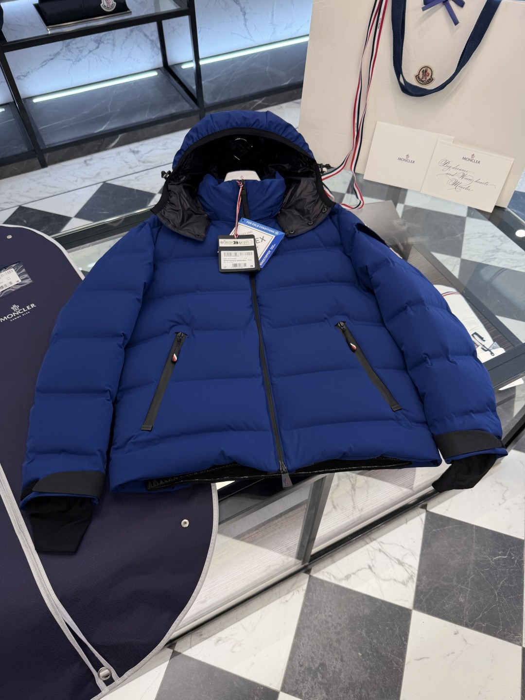NO:683272,Moncler Montgetech (limited to blue) high-end men's short down jacket. This color is so beautiful. You must keep it for yourself. More details are shot.,,jackets & coats,jackets & coats,down jacket,19860909Moncler Montgetech(限定蓝色)高端男士短款羽绒夹克外套.太漂亮了这个配色.必须自留.更多细节实拍.,,jackets & coats,jackets & coats,down jacket,,Men's clothing
