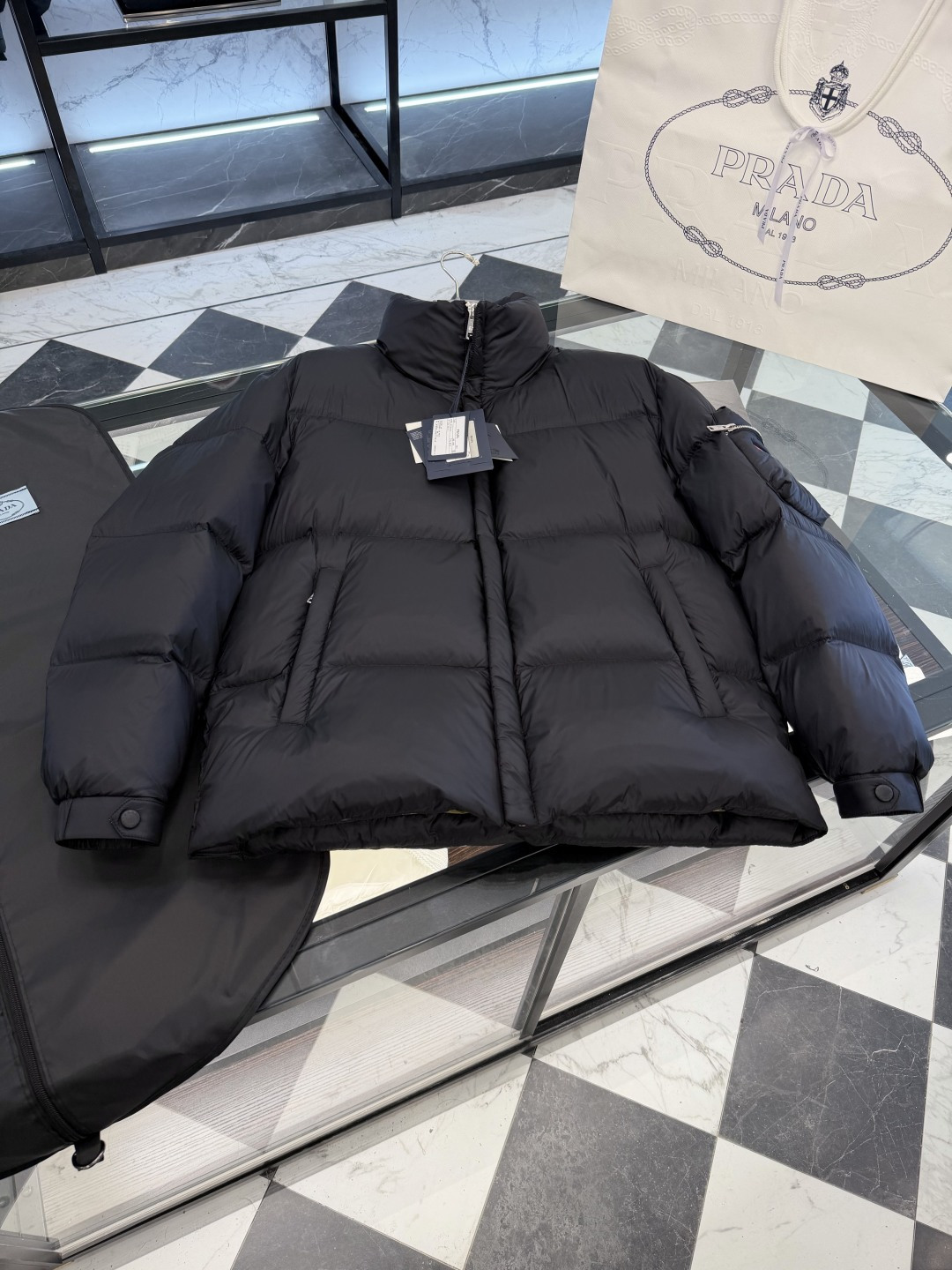 NO:637291,Special down Prada 5300 brand new red silicone logo armband lightweight technical tear-resistant fabric stand-collar down jacket. Made with goose down filling and original matching hardware. New technical fabric. Ultra-light and ultra-soft. Comes standard with an oversized portable shopping bag, original nylon suit storage bag, oversized airplane box, original hanger, and a full set of gift boxes for hanging at home. Product details  Prada's iconic red stripe silicone logo embellishes this down jacket made of technical lightweight tear-resistant fabric. The body is full of modern charm, interpreting street wear style; To ensure the sustainable care of the product, maintain its characteristics and reduce its impact on the environment, it is recommended not to wash the product frequently, let it dry naturally after each use, and entrust a professional environmentally friendly dry cleaner to dry clean it. Loose fit Stand-up collar Straight-cut sleeves Zipper zipper welt pocket Adjustable elastic cuffs  Flat shoulder design Straight hem Goose down lining Sleeveband classic red stripe logo Size48-56,Prada-clothing,prada,prada,jackets & coats,down jacket,business suit,alexander wang19860909特级羽绒Prada 5300全新红色硅胶logo袖章轻质科技抗撕裂面料立领羽绒外套.采用鹅绒填充原厂配套五金.全新科技面料.超轻超柔软. 标配超大手提购物袋,原版尼龙西装收纳袋,超大飞机盒,原版衣架,全套礼盒挂装到家. 产品详情 Prada标志性的红条硅胶logo,装点这款科技轻质抗撕裂面料羽绒外套.衣身弥漫摩登魅力,诠释街头着装风格； 为确保产品的可持续护理,保持其特性并减少其对环境的影响,建议不要频繁清洗产品,每次使用后让其自然晾干,并委托专业的环保干洗店进行干洗. 宽松版型 立领 直裁衣袖 拉链拉合 拉链式嵌线袋 可调节松紧袖口 平肩设计 直裁下摆 鹅绒加衬 袖标经典红条logo Size48-56,普拉达-服装,prada,prada,jackets & coats,down jacket,business suit,alexander wang,Women's clothing