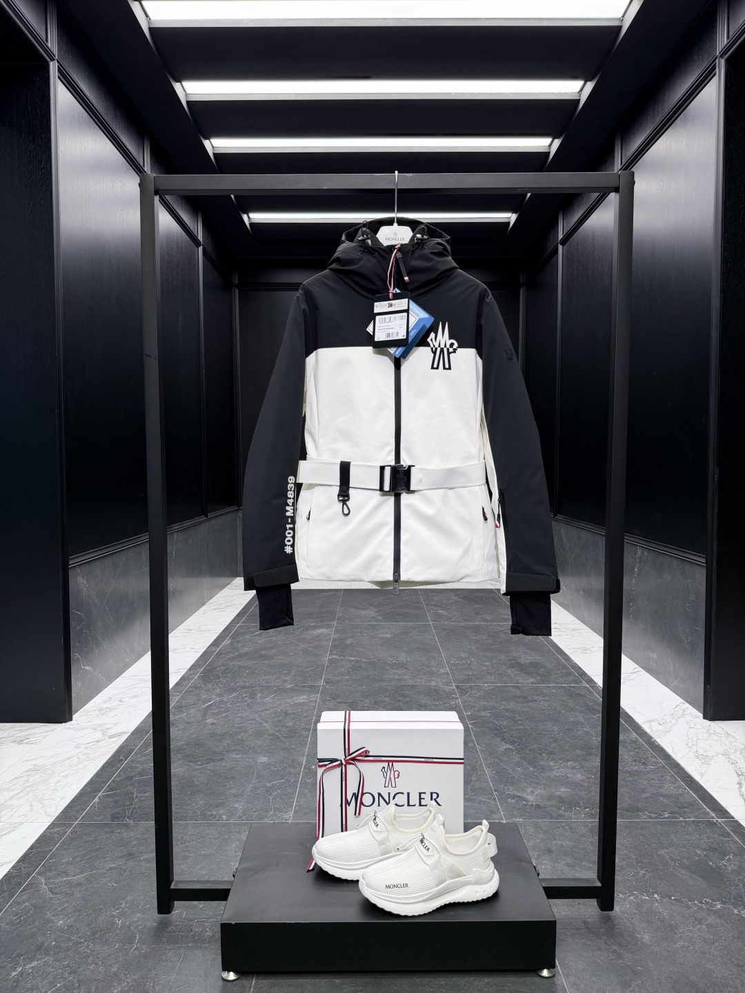 NO:637300,Special down Moncler Grenoble series GORE-TEX [outdoor equipment] women's contrasting color stitching hooded down ski jacket. The tag bar code is complete and corresponds to the official website. The tag has built-in NFC electronic induction anti-counterfeiting. Supports multiple anti-counterfeiting verifications. Comes standard with a full set of counter gift box packaging. (original airplane box, original shopping bag, original dust cover, original hanger, original thank you card, original ribbon, upgraded original oversized magnetic gift box.) Moncler Grenoble  Designed for skiing, the women's color-blocked short down jacket is functionally treated to protect against the elements. The Moncler Grenoble color-blocked down jacket is designed for skiing and is made from GORE-TEX fabric for freedom of movement. It has functional zippers to help keep moisture out. This insulated piece is perfect for ski conditions with a snow skirt and ski pass pocket. A removable waist belt adds to the style. Details Designed for skiing and snowboarding Made from GORE-TEX fabric  Stretch polyester lining Filled with down Adjustable hood with nylon lining  coats,down jacket,hats,alexander wang19860909特级羽绒Moncler Grenoble系列GORE-TEX【户外装备】女士撞色拼接连帽羽绒滑雪夹克外套. 吊牌条码款号齐全,对应官网一致.吊牌内置 NFC电子感应防伪.支持多重防伪验证. 标配全套柜台礼盒包装.（原版飞机盒,原版购物袋,原版防尘罩,原版衣架,原版感谢卡,原版丝带,升级原版超大磁吸礼盒.） Moncler Grenoble 拼色女士短款羽绒夹克专为滑雪设计,经过功能性处理,可抵御恶劣天气侵袭. Moncler Grenoble拼色羽绒夹克专为滑雪设计,采用GORE-TEX面料制成,提供活动自如的穿着体验.配有功能性拉链,有助于隔离潮湿.这款保暖单品搭配雪裙和滑雪通行证口袋,适合应对滑雪环境.可拆卸腰带设计,为款式锦上添花. 细节 专为滑雪和单板滑雪设计 采用GORE-TEX面料制成 弹性聚酯纤维衬里 填充羽绒 可调节兜帽,配有尼龙衬里 YKK AquaGuard功能性双向拉链开合 YKK AquaGuard功能性拉链口袋 滑雪通行证口袋 可调节和可拆卸腰带 弹性腰部背面 雪裙 可调节袖口 弹性平纹针织护腕 弹性下摆 标识细节 Size0-2 白黑/白粉 仙女款,蒙口-服装,Moncler,skirts,jackets & coats,jackets & coats,down jacket,hats,alexander wang,Women's clothing