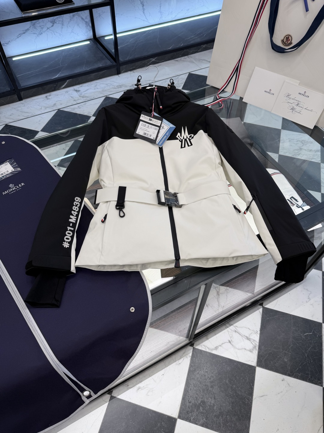 NO:637295,Special down Moncler Grenoble3233 series GORE-TEX [outdoor equipment] women's contrasting color splicing hooded down ski jacket. The tag bar code is complete and consistent with the official website. The tag has built-in NFC electronic induction anti-counterfeiting. Supports multiple anti-counterfeiting verifications. Comes standard with a full set of counter gift box packaging. (original airplane box, original shopping bag, original dust cover, original hanger, original thank you card, original ribbon, upgraded original oversized magnetic gift box.) Moncler  Designed specifically for skiing, the Grenoble women's short color-blocked down jacket is engineered to withstand the elements. The Moncler Grenoble color-blocked down jacket is designed specifically for skiing and is made from GORE-TEX fabric for freedom of movement. Features functional zippers to help seal out moisture. This insulated piece is perfect for skiing conditions with a snow skirt and ski pass pocket. A removable waist belt adds to the style. Details Designed for skiing and snowboarding  Made from GORE-TEX fabric Stretch polyester lining Filled with down Adjustable hood with nylon lining  Fairy style, hooded clothing, Moncler, skirts, jackets & coats, jackets & coats, down jacket, hats, alexander wang19860909特级羽绒Moncler Grenoble3233系列GORE-TEX【户外装备】女士撞色拼接连帽羽绒滑雪夹克外套. 吊牌条码款号齐全,对应官网一致.吊牌内置 NFC电子感应防伪.支持多重防伪验证. 标配全套柜台礼盒包装.（原版飞机盒,原版购物袋,原版防尘罩,原版衣架,原版感谢卡,原版丝带,升级原版超大磁吸礼盒.） Moncler Grenoble 拼色女士短款羽绒夹克专为滑雪设计,经过功能性处理,可抵御恶劣天气侵袭. Moncler Grenoble拼色羽绒夹克专为滑雪设计,采用GORE-TEX面料制成,提供活动自如的穿着体验.配有功能性拉链,有助于隔离潮湿.这款保暖单品搭配雪裙和滑雪通行证口袋,适合应对滑雪环境.可拆卸腰带设计,为款式锦上添花. 细节 专为滑雪和单板滑雪设计 采用GORE-TEX面料制成 弹性聚酯纤维衬里 填充羽绒 可调节兜帽,配有尼龙衬里 YKK AquaGuard功能性双向拉链开合 YKK AquaGuard功能性拉链口袋 滑雪通行证口袋 可调节和可拆卸腰带 弹性腰部背面 雪裙 可调节袖口 弹性平纹针织护腕 弹性下摆 标识细节 Size0-2 白黑/白粉 仙女款,蒙口-服装,Moncler,skirts,jackets & coats,jackets & coats,down jacket,hats,alexander wang,Women's clothing