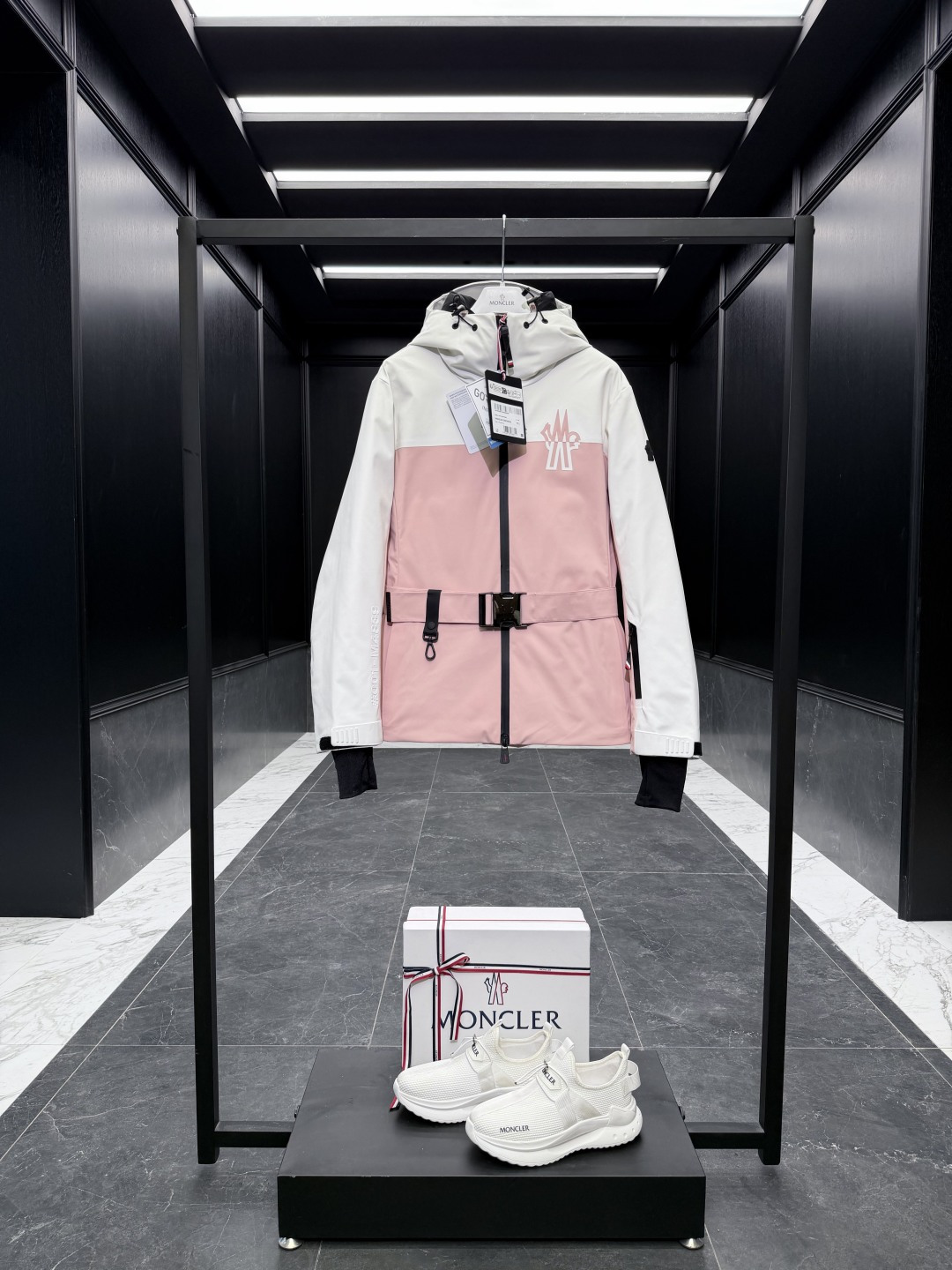 NO:637297,Special down Moncler Grenoble 3233 series GORE-TEX [outdoor equipment] women's contrasting color splicing hooded down ski jacket. The tag bar code is complete and consistent with the official website. The tag has built-in NFC electronic induction anti-counterfeiting. Supports multiple anti-counterfeiting verifications. Comes standard with a full set of counter gift box packaging. (original airplane box, original shopping bag, original dust cover, original hanger, original thank you card, original ribbon, upgraded original oversized magnetic gift box.) Moncler  Designed specifically for skiing, the Grenoble women's short color-blocked down jacket is engineered to withstand the elements. The Moncler Grenoble color-blocked down jacket is designed specifically for skiing and is made from GORE-TEX fabric for freedom of movement. Features functional zippers to help seal out moisture. This insulated piece is perfect for skiing conditions with a snow skirt and ski pass pocket. A removable waist belt adds to the style. Details Designed for skiing and snowboarding  Made from GORE-TEX fabric Stretch polyester lining Filled with down Adjustable hood with nylon lining  Fairy style, hooded clothing, Moncler, skirts, jackets & coats, jackets & coats, down jacket, hats, alexander wang19860909特级羽绒Moncler Grenoble 3233系列GORE-TEX【户外装备】女士撞色拼接连帽羽绒滑雪夹克外套. 吊牌条码款号齐全,对应官网一致.吊牌内置 NFC电子感应防伪.支持多重防伪验证. 标配全套柜台礼盒包装.（原版飞机盒,原版购物袋,原版防尘罩,原版衣架,原版感谢卡,原版丝带,升级原版超大磁吸礼盒.） Moncler Grenoble 拼色女士短款羽绒夹克专为滑雪设计,经过功能性处理,可抵御恶劣天气侵袭. Moncler Grenoble拼色羽绒夹克专为滑雪设计,采用GORE-TEX面料制成,提供活动自如的穿着体验.配有功能性拉链,有助于隔离潮湿.这款保暖单品搭配雪裙和滑雪通行证口袋,适合应对滑雪环境.可拆卸腰带设计,为款式锦上添花. 细节 专为滑雪和单板滑雪设计 采用GORE-TEX面料制成 弹性聚酯纤维衬里 填充羽绒 可调节兜帽,配有尼龙衬里 YKK AquaGuard功能性双向拉链开合 YKK AquaGuard功能性拉链口袋 滑雪通行证口袋 可调节和可拆卸腰带 弹性腰部背面 雪裙 可调节袖口 弹性平纹针织护腕 弹性下摆 标识细节 Size0-2 白黑/白粉 仙女款,蒙口-服装,Moncler,skirts,jackets & coats,jackets & coats,down jacket,hats,alexander wang,Women's clothing