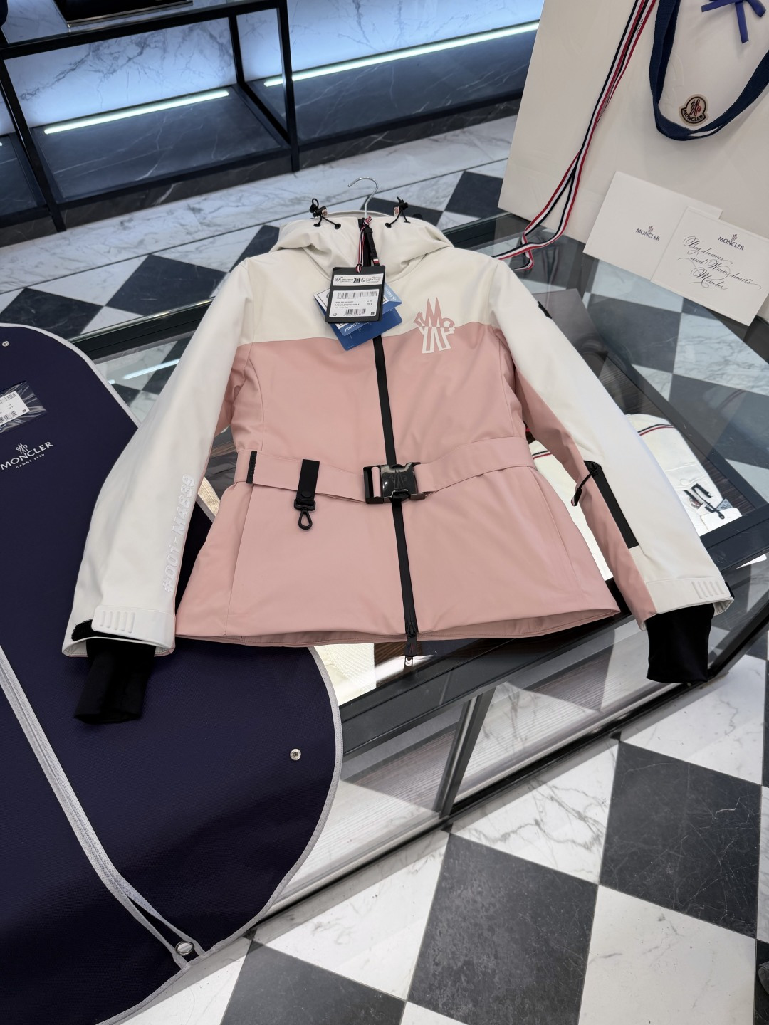 NO:637299,Special down Moncler Grenoble3233 series GORE-TEX [outdoor equipment] women's contrasting color splicing hooded down ski jacket. The tag bar code is complete and consistent with the official website. The tag has built-in NFC electronic induction anti-counterfeiting. Supports multiple anti-counterfeiting verifications. Comes standard with a full set of counter gift box packaging. (original airplane box, original shopping bag, original dust cover, original hanger, original thank you card, original ribbon, upgraded original oversized magnetic gift box.) Moncler  Designed specifically for skiing, the Grenoble women's short color-blocked down jacket is engineered to withstand the elements. The Moncler Grenoble color-blocked down jacket is designed specifically for skiing and is made from GORE-TEX fabric for freedom of movement. Features functional zippers to help seal out moisture. This insulated piece is perfect for skiing conditions with a snow skirt and ski pass pocket. A removable waist belt adds to the style. Details Designed for skiing and snowboarding  Made from GORE-TEX fabric Stretch polyester lining Filled with down Adjustable hood with nylon lining  Fairy style, hooded clothing, Moncler, skirts, jackets & coats, jackets & coats, down jacket, hats, alexander wang19860909特级羽绒Moncler Grenoble3233系列GORE-TEX【户外装备】女士撞色拼接连帽羽绒滑雪夹克外套. 吊牌条码款号齐全,对应官网一致.吊牌内置 NFC电子感应防伪.支持多重防伪验证. 标配全套柜台礼盒包装.（原版飞机盒,原版购物袋,原版防尘罩,原版衣架,原版感谢卡,原版丝带,升级原版超大磁吸礼盒.） Moncler Grenoble 拼色女士短款羽绒夹克专为滑雪设计,经过功能性处理,可抵御恶劣天气侵袭. Moncler Grenoble拼色羽绒夹克专为滑雪设计,采用GORE-TEX面料制成,提供活动自如的穿着体验.配有功能性拉链,有助于隔离潮湿.这款保暖单品搭配雪裙和滑雪通行证口袋,适合应对滑雪环境.可拆卸腰带设计,为款式锦上添花. 细节 专为滑雪和单板滑雪设计 采用GORE-TEX面料制成 弹性聚酯纤维衬里 填充羽绒 可调节兜帽,配有尼龙衬里 YKK AquaGuard功能性双向拉链开合 YKK AquaGuard功能性拉链口袋 滑雪通行证口袋 可调节和可拆卸腰带 弹性腰部背面 雪裙 可调节袖口 弹性平纹针织护腕 弹性下摆 标识细节 Size0-2 白黑/白粉 仙女款,蒙口-服装,Moncler,skirts,jackets & coats,jackets & coats,down jacket,hats,alexander wang,Women's clothing