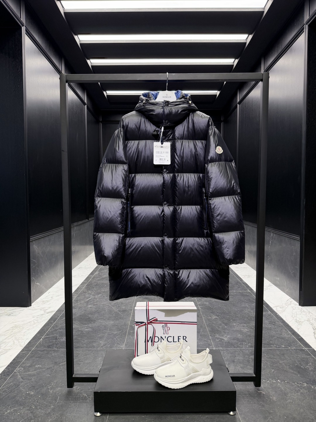NO:660549,Premium down Moncler Matt Black European-limited mid-length down jacket. The hood is removable. A classic classic. (95 European standard gooseneck down filling, 850+ fill power) It is twice as bulky and twice as light as the market version. The tag has a complete barcode and the same number as the official website. The tag has built-in NFC electronic sensor anti-counterfeiting. It supports multiple anti-counterfeiting verifications. Exclusive premium version. It feels exclusive and is definitely the real thing.  Comes standard with a full set of counter gift box packaging. (original airplane box, original shopping bag, original dust cover, original hanger, original thank you card, original ribbon, upgraded original oversized magnetic gift box.) This mid-length down jacket demonstrates Moncler's exquisite skills and is the crystallization of quality, elegance and daily comfort. It is mid-length, so it is recommended to choose one size smaller.  Featuring graphic details and bold color blocking, this mid-length down jacket is made from signature patented nylon. Eye-catching design with large grille quilting and contrasting lining. Removable hood and adjustable hem make it easy to personalize the style, while the color-blocked pattern adds a instantly recognizable Moncler feel. Details Crafted from nylon laqué Contrast nylon laqué lining Removable hood with zipper and drawstring Zipper closure with black patented snap buttons  Zipper pocket Size: 1-5 Couple style, Mongolian clothing, Moncler, jackets & coats, jackets & coats, down jacket, hats,  19860909特级羽绒Moncler Matt Black欧洲限定中长羽绒服夹克外套.连帽可脱卸.王牌经典爆款. (95欧规鹅颈绒填充,850+蓬松度) 我比市面版本蓬一倍,重量却轻一倍. 吊牌条码款号齐全,对应官网一致.吊牌内置NFC电子感应防伪.支持多重防伪验证.独家特级版本.感觉独家,绝对有真东西 标配全套柜台礼盒包装.（原版飞机盒,原版购物袋,原版防尘罩,原版衣架,原版感谢卡,原版丝带,升级原版超大磁吸礼盒.） 此款中长款羽绒夹克彰显Moncler精妙技艺,是融汇质量、优雅与日常舒适的结晶,中长款,建议选小一码. 此款中长款羽绒外套彰显图形细节与醒目色块,采用标志性漆面尼龙制成.抢眼设计搭配大号格栅绗缝和对比色衬里.可拆卸风帽与可调节下摆能轻松个性化款型,色块图案彰显高辨识度Moncler气息. 详情 采用nylon laqué面料制成 撞色nylon laqué衬里 可拆卸兜帽,搭配拉链和抽绳 拉链开合,搭配黑色漆面按扣 拉链口袋 Size: 1-5 情侣款,蒙口-服装,Moncler,jackets & coats,jackets & coats,down jacket,hats, ,Women's clothing