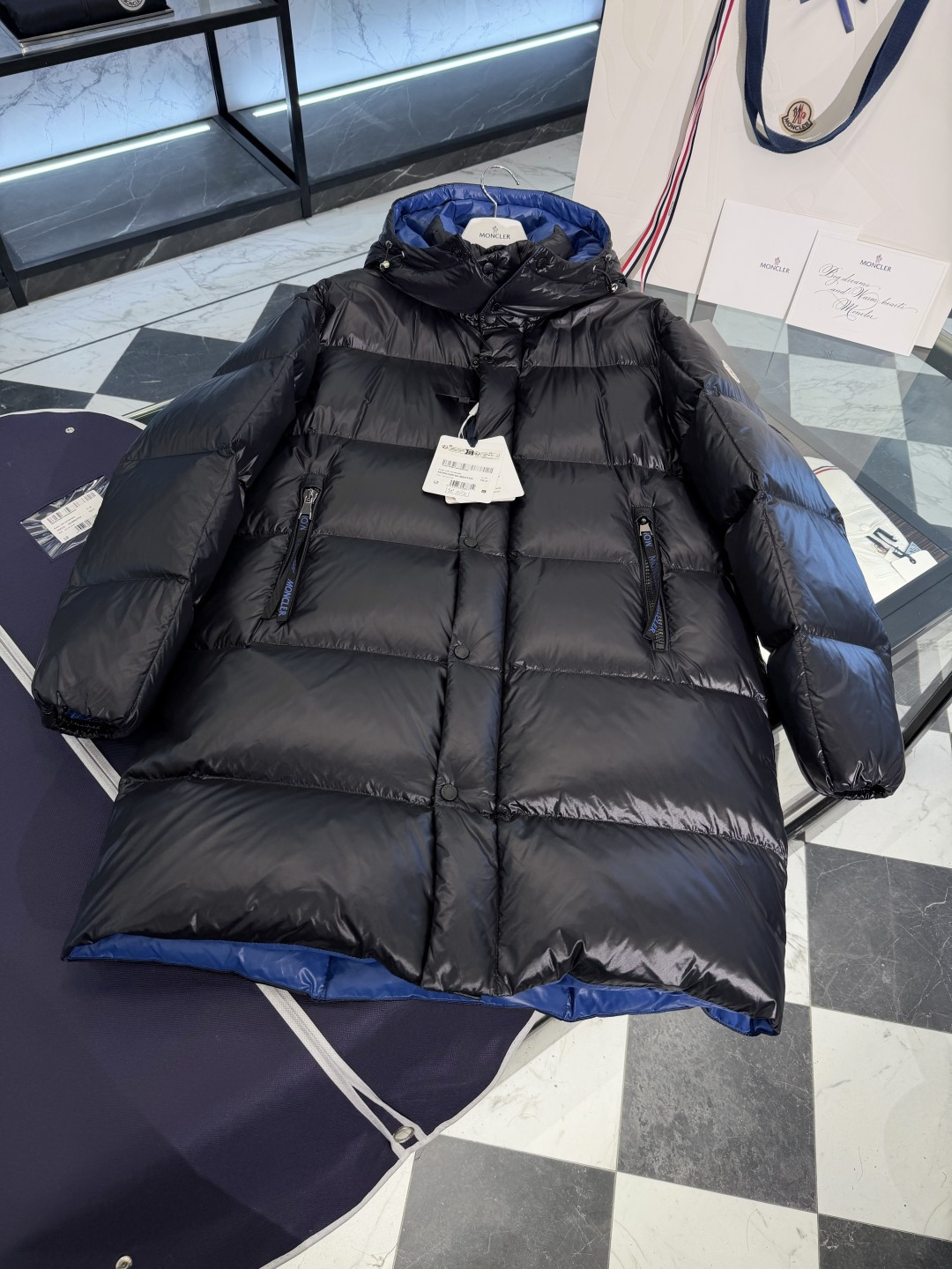 NO:637288,Premium down Moncler Matt Black European-limited mid-length down jacket. The hood is removable. A classic classic. (95 European standard gooseneck down filling, 850+ fill power) It is twice as bulky and twice as light as the market version. The tag has a complete barcode and the same number as the official website. The tag has built-in NFC electronic sensor anti-counterfeiting. It supports multiple anti-counterfeiting verifications. Exclusive premium version. It feels exclusive and is definitely the real thing.  Comes standard with a full set of counter gift box packaging. (original airplane box, original shopping bag, original dust cover, original hanger, original thank you card, original ribbon, upgraded original oversized magnetic gift box.) This mid-length down jacket demonstrates Moncler's exquisite skills and is the crystallization of quality, elegance and daily comfort. It is mid-length, so it is recommended to choose one size smaller.  Featuring graphic details and bold color blocking, this mid-length down jacket is made from signature patented nylon. Eye-catching design with large grille quilting and contrasting lining. Removable hood and adjustable hem make it easy to personalize the style, while the color-blocked pattern adds a instantly recognizable Moncler feel. Details Crafted from nylon laqué Contrast nylon laqué lining Removable hood with zipper and drawstring Zipper closure with black patented snap buttons  Zipper pocket Size: 1-5 Couple style, Mongolian clothing, Moncler, jackets & coats, jackets & coats, down jacket, hats, alexander wang19860909特级羽绒Moncler Matt Black欧洲限定中长羽绒服夹克外套.连帽可脱卸.王牌经典爆款. (95欧规鹅颈绒填充,850+蓬松度) 我比市面版本蓬一倍,重量却轻一倍. 吊牌条码款号齐全,对应官网一致.吊牌内置NFC电子感应防伪.支持多重防伪验证.独家特级版本.感觉独家,绝对有真东西 标配全套柜台礼盒包装.（原版飞机盒,原版购物袋,原版防尘罩,原版衣架,原版感谢卡,原版丝带,升级原版超大磁吸礼盒.） 此款中长款羽绒夹克彰显Moncler精妙技艺,是融汇质量、优雅与日常舒适的结晶,中长款,建议选小一码. 此款中长款羽绒外套彰显图形细节与醒目色块,采用标志性漆面尼龙制成.抢眼设计搭配大号格栅绗缝和对比色衬里.可拆卸风帽与可调节下摆能轻松个性化款型,色块图案彰显高辨识度Moncler气息. 详情 采用nylon laqué面料制成 撞色nylon laqué衬里 可拆卸兜帽,搭配拉链和抽绳 拉链开合,搭配黑色漆面按扣 拉链口袋 Size: 1-5 情侣款,蒙口-服装,Moncler,jackets & coats,jackets & coats,down jacket,hats,alexander wang,Women's clothing