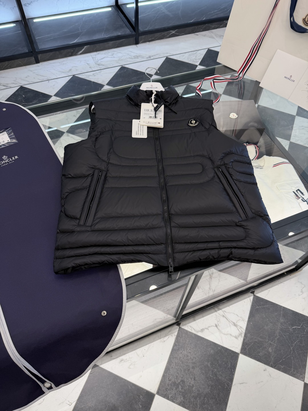 NO:637286,Special down Moncler Emeishan men's snake-shaped quilted down vest. Original purchase and development. Goose down filling. Original replacement fabric and original factory matching hardware. The tag bar code is complete and consistent with the official website. The tag has built-in NFC electronic induction anti-counterfeiting. Supports multiple anti-counterfeiting verifications. Comes standard with a full set of counter gift box packaging. (original airplane box, original shopping bag, original dust cover, original hanger, original thank you card, original ribbon, upgraded original oversized magnetic gift box.)  Emeishan Men's Quilted Down Vest welcomes the Year of the Snake Product Details Inspired by the symbolism of the snake in the Chinese zodiac, the Emeishan Down Vest celebrates the arrival of the Year of the Snake. Made from durable nylon, the short design features serpentine quilting inspired by the shape of the snake. The knotted zipper pull symbolizes love and adds the finishing touch to this warm piece. Details Made of nylon fabric Longue saison lining Filled with down  Zipper closure with knot zip puller Zipper pocket Drawstring hem Terry cloth logo patch Size1-5, hooded-clothing, Moncler, down jacket, alexander wang19860909特级羽绒Moncler Emeishan男士蛇形绗缝羽绒马甲.原版购入开发.鹅绒填充.原厂替换面料原厂配套五金. 吊牌条码款号齐全,对应官网一致.吊牌内置 NFC电子感应防伪.支持多重防伪验证. 标配全套柜台礼盒包装.（原版飞机盒,原版购物袋,原版防尘罩,原版衣架,原版感谢卡,原版丝带,升级原版超大磁吸礼盒.） Emeishan男士绗缝羽绒马甲伴您迎接蛇年到来 商品详情 Emeishan羽绒马甲的灵感源自蛇在中国十二生肖中的象征意义,热烈庆祝蛇年的到来.短款设计,采用耐久尼龙制成,饰有灵感源自蛇形的蜿蜒绗缝.绳结造型拉链头象征着爱情,为这款保暖单品增添点睛之笔. 细节 采用尼龙面料制成 Longue saison衬里 填充羽绒 拉链开合,带绳结拉链头 拉链口袋 抽绳下摆 毛圈布标识贴片 Size1-5,蒙口-服装,Moncler,down jacket,alexander wang,Women's clothing