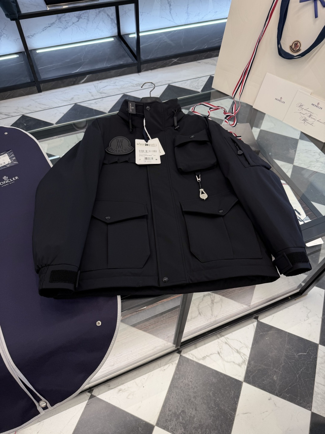 NO:637303,Specially popular Moncler Genius genius designer series. Moncler  Items from the Williams collection are designed for outdoor experiences and urban adventures. This short design is made from functionally treated washed nylon and has a longue saison lining for a lightweight feel. It comes with a hood that can be easily stored, suitable for all weather needs. This piece for men and women is part of the Moncler Genius collection. Details Made of water-resistant nylon lining Longue saison lining Filled with down Detachable buckle Concealable hood Snap-fastening collar Chest patch Zipper closure  Front windshield with snap button Snap closure external pocket/hidden zipper pocket Internal zipper pocket Velcro logo patch Reflective logo patch Elastic drawstring hem Size: 1-4 black, hooded-clothing,Moncler,jackets & coats,jackets & coats,down jacket,hats,alexander wang19860909特级爆款Moncler Genius天才设计师系列. Moncler x Pharrell Williams菲董限定男女款可隐藏兜帽短款工装休闲风羽绒服夹克外套.全压胶内里.双重锁绒工艺. 标配全套柜台礼盒包装.（原版飞机盒,原版购物袋,原版防尘罩,原版衣架,原版感谢卡,原版丝带,升级原版超大磁吸礼盒.） 此款短款羽绒夹克是Moncler x Pharrell Williams系列的单品,专为户外体验和都市冒险打造. 此款短款设计,采用经过功能性处理的水洗尼龙面料制成,longue saison衬里带来轻盈质感.搭配可轻松收纳的兜帽,适合各种天气的需求.该男女款单品属于Moncler Genius系列. 详情 采用防水尼龙面料制成 Longue saison衬里 填充羽绒 可拆卸卡扣 可隐藏兜帽 按扣开合衣领 胸前贴片 拉链开合 正面挡风片,配有按扣 按扣开合外部口袋/隐藏拉链口袋 拉链内部口袋 魔术贴标识贴片 反光标识贴片 弹性抽绳下摆 Size : 1-4黑色,蒙口-服装,Moncler,jackets & coats,jackets & coats,down jacket,hats,alexander wang,Women's clothing