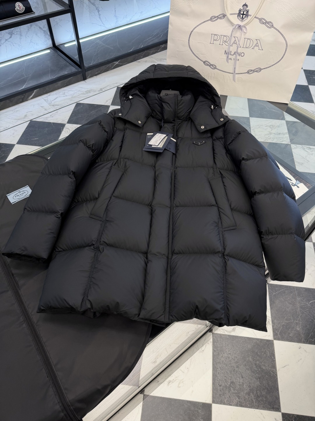 NO:637294,Premium down Prada 3333 mid-length three-dimensional cutting technology lightweight tear-resistant fabric hooded down jacket. The hood is removable. Variable stand-up collar jacket. Made with goose down filling and original matching hardware. Delivered to your home in a complete hanging set. Comes with a suit storage bag/hanger/shopping bag/standard complete counter gift box. Product details  Prada's iconic classic triangular emblem logo embellishes this technical lightweight tear-resistant fabric down jacket. The body is full of modern charm, interpreting street wear style; To ensure the sustainable care of the product, maintain its characteristics and reduce its impact on the environment, it is recommended not to wash the product frequently, let it dry naturally after each use, and entrust a professional environmentally friendly dry cleaner to dry clean it. Loose fit Removable hood Straight-cut sleeves Zipper closure Windproof placket Zippered welt pocket  Elastic windproof cuffs Dropped shoulders Straight-cut hem Goose down lining Classic triangle badge logo on the front Size48-56 Black/off-white,Prada-clothing,prada,prada,jackets & coats,jackets & coats,down jacket,business suit,hats,alexander wang19860909特级羽绒Prada 3333中长款立体裁剪科技轻质抗撕裂面料连帽羽绒外套.连帽可脱卸.可变立领夹克.采用鹅绒填充原厂配套五金. 发货全套挂装到家.配有西装收纳袋/衣架/购物袋/标配全套柜台礼盒. 产品详情 Prada标志性的经典三角徽章logo,装点这款科技轻质抗撕裂面料羽绒外套.衣身弥漫摩登魅力,诠释街头着装风格； 为确保产品的可持续护理,保持其特性并减少其对环境的影响,建议不要频繁清洗产品,每次使用后让其自然晾干,并委托专业的环保干洗店进行干洗. 宽松版型 连帽可脱卸 直裁衣袖 拉链拉合 防风门襟 拉链式嵌线袋 弹力防风袖口 落肩设计 直裁下摆 鹅绒加衬 正面经典三角徽章logo Size48-56 黑色/米白,普拉达-服装,prada,prada,jackets & coats,jackets & coats,down jacket,business suit,hats,alexander wang,Women's clothing