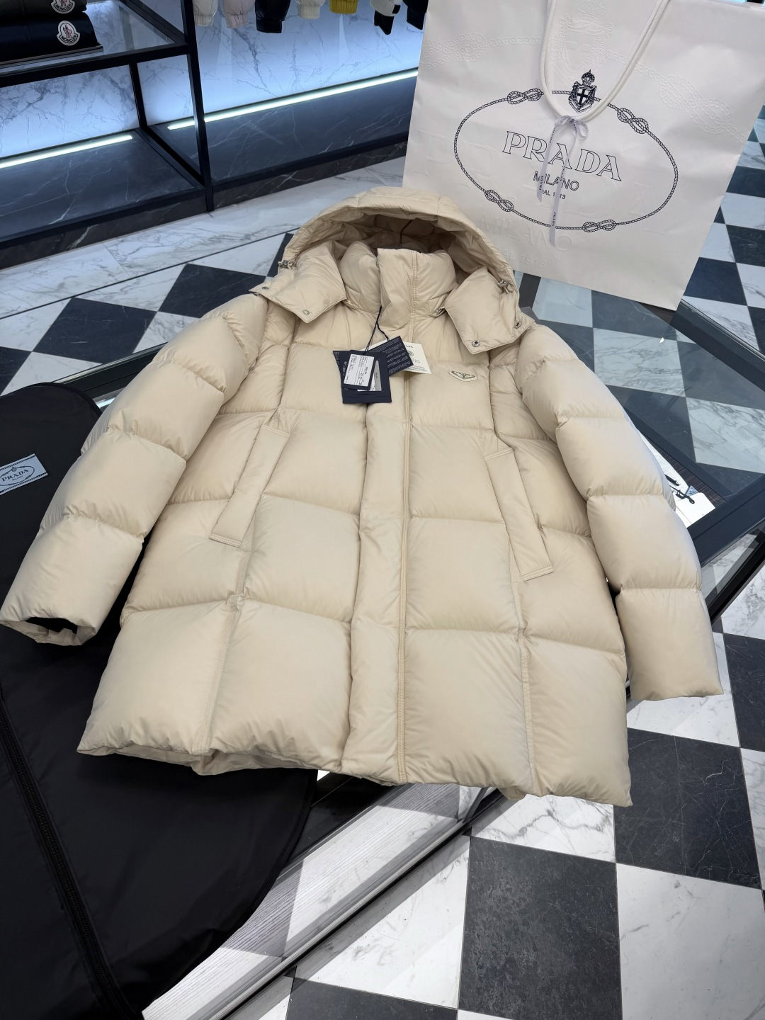 NO:637296,Premium down Prada3333 mid-length three-dimensional cutting technology lightweight tear-resistant fabric hooded down jacket. The hood is removable. Variable stand-up collar jacket. Made with goose down filling and original matching hardware. Delivered to your home in a complete set hanging. Comes with a suit storage bag/hanger/shopping bag/standard complete counter gift box. Product details  Prada's iconic classic triangular emblem logo embellishes this technical lightweight tear-resistant fabric down jacket. The body is full of modern charm, interpreting street wear style; To ensure the sustainable care of the product, maintain its characteristics and reduce its impact on the environment, it is recommended not to wash the product frequently, let it dry naturally after each use, and entrust a professional environmentally friendly dry cleaner to dry clean it. Loose fit Removable hood Straight-cut sleeves Zipper closure Windproof placket Zippered welt pocket  Elastic windproof cuffs Dropped shoulders Straight-cut hem Goose down lining Classic triangle badge logo on the front Size48-56 Black/off-white,Prada-clothing,prada,prada,jackets & coats,jackets & coats,down jacket,business suit,hats,alexander wang19860909特级羽绒Prada3333中长款立体裁剪科技轻质抗撕裂面料连帽羽绒外套.连帽可脱卸.可变立领夹克.采用鹅绒填充原厂配套五金. 发货全套挂装到家.配有西装收纳袋/衣架/购物袋/标配全套柜台礼盒. 产品详情 Prada标志性的经典三角徽章logo,装点这款科技轻质抗撕裂面料羽绒外套.衣身弥漫摩登魅力,诠释街头着装风格； 为确保产品的可持续护理,保持其特性并减少其对环境的影响,建议不要频繁清洗产品,每次使用后让其自然晾干,并委托专业的环保干洗店进行干洗. 宽松版型 连帽可脱卸 直裁衣袖 拉链拉合 防风门襟 拉链式嵌线袋 弹力防风袖口 落肩设计 直裁下摆 鹅绒加衬 正面经典三角徽章logo Size48-56 黑色/米白,普拉达-服装,prada,prada,jackets & coats,jackets & coats,down jacket,business suit,hats,alexander wang,Women's clothing