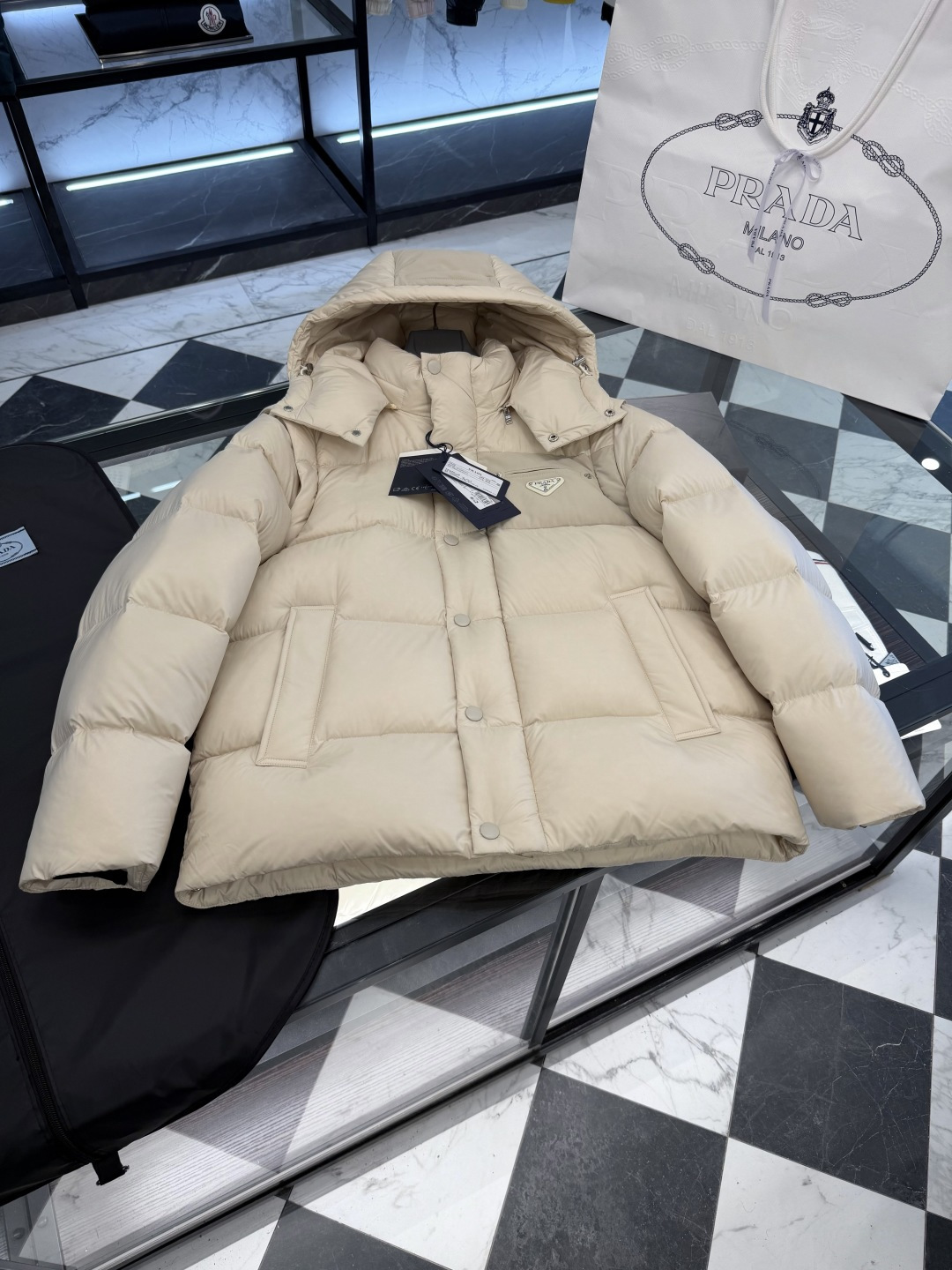 NO:637298,Premium down Prada3322 brand new triangular badge lightweight tear-resistant fabric changeable down jacket. Variable/jacket/hooded vest/stand collar vest/hooded down jacket. One piece of clothing, four outfits. Goose down filling, extremely lightweight and warm. Prada's down jacket is equipped with detachable sleeves and can be worn as a vest or jacket.  Prada's down jacket is a modern take on a classic '80s silhouette, with a new, simple silhouette. Made from nylon, this cropped down jacket features easily removable sleeves, allowing the jacket to be converted into a vest. A removable hood and sleeves complete the design. Details Made of nylon Lined with Nylon laqué Filled with down Detachable hood and sleeves Zipper and snap closure Zippered pockets Elastic cuffs  Elastic drawstring hem Classic triangle badge logo Size: 48-56 black/off-white,Prada-clothing,prada,prada,jackets & coats,jackets & coats,down jacket,hats,alexander wang19860909特级羽绒Prada3322全新三角徽章轻质抗撕裂面料多变羽绒夹克外套.可变/夹克/连帽马甲/立领马甲/连帽羽绒外套.一件衣服,四种穿搭.鹅绒填充,极致轻便保暖. Prada此款羽绒服搭配可拆卸衣袖,可作为马甲或夹克穿着. Prada此款羽绒夹克以现代手法演绎80年代的经典廓形,采用焕新的简约版型设计.这款短款羽绒服由尼龙面料制成,衣袖可轻松拆卸,便于将夹克转换为马甲穿着.可拆卸兜帽和衣袖为设计锦上添花. 详情 采用尼龙面料制成 Nylon laqué衬里 填充羽绒 可拆卸兜帽和衣袖 拉链和按扣开合 拉链口袋 弹性袖口 弹性抽绳下摆 经典三角徽章logo Size : 48-56 黑色/米白,普拉达-服装,prada,prada,jackets & coats,jackets & coats,down jacket,hats,alexander wang,Women's clothing