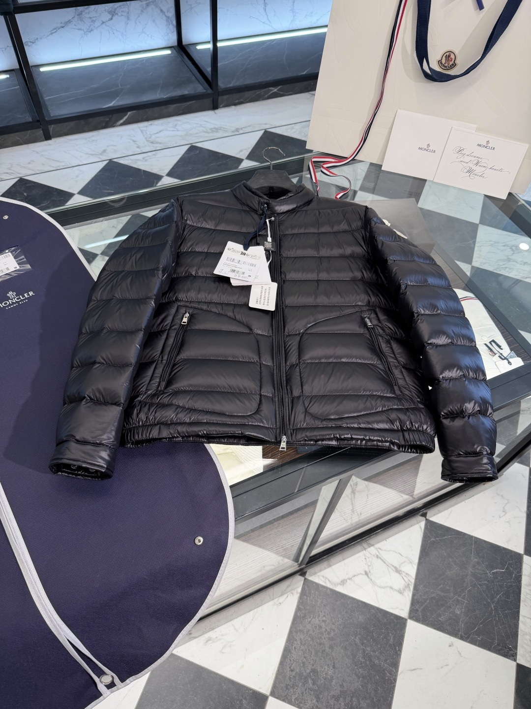 NO:637289,Premium down Moncler Acorus (channel premium) men's foldable short down jacket. Ace classic. Returns. Latest fabrics on sale at the counter.  Original replacement fabrics and original matching hardware. To distinguish the wrong version on the Internet, the version on the market is really bad, bloated, shoulder, back, waist, and completely lost the original design intention of the jacket version. The jacket version is to be streamlined and capable. If the market version does not satisfy you, don’t hesitate to close your eyes and rush me. The tag has complete barcode styles and is consistent with the official website. The tag has built-in NFC electronic induction anti-counterfeiting. Supports multiple anti-counterfeiting verifications.  Comes standard with a full set of counter gift box packaging. (original airplane box, original shopping bag, original dust cover, original hanger, original thank you card, original ribbon, upgraded original oversized magnetic gift box.) The Acorus men's short down jacket is lightweight and warm, and is a classic outerwear item suitable for various seasons and trends. Product details The Acorus men's down jacket is a classic design item of Moncler, showing the brand's timeless aesthetics and the essence of sportswear. This short down jacket is made of Longue  Made of saison fabric, which has both lightweight texture and excellent thermal protection properties. Details Made of longue saison fabric Longue saison lining Filled with down Storage and folding Zipper closure Zipper pocket Adjustable cuffs Size1-6, hooded clothing, Moncler, jackets & coats, jackets & coats, down jacket, alexander wang19860909特级羽绒Moncler Acorus(渠道臻品)男士可折叠短款羽绒夹克外套.王牌经典.重磅回归.最新柜台在售面料. 原厂替换面料原厂配套五金.区分全网错版,市面版本版型真的差的一塌糊涂,臃肿,夹肩,夹背,卡腰,完全失去了夹克版型的设计初衷.夹克版型玩的就是精简干练.如果市面版本都没能令您满意,别犹豫闭眼冲我这个 吊牌条码款号齐全,对应官网一致.吊牌内置 NFC电子感应防伪.支持多重防伪验证. 标配全套柜台礼盒包装.（原版飞机盒,原版购物袋,原版防尘罩,原版衣架,原版感谢卡,原版丝带,升级原版超大磁吸礼盒.） Acorus男士短款羽绒夹克轻便而保暖,是适合各种季节和潮流的经典外套单品. 商品详情 Acorus男士羽绒夹克是Moncler的经典设计单品,展现品牌隽永美学和运动装精髓.该短款羽绒服采用Longue saison面料制成,兼具轻盈质地与出色保暖防护性能. 细节 采用longue saison面料制成 Longue saison衬里 填充羽绒 可收纳折叠 拉链开合 拉链口袋 可调节袖口 Size1-6,蒙口-服装,Moncler,jackets & coats,jackets & coats,down jacket,alexander wang,Women's clothing