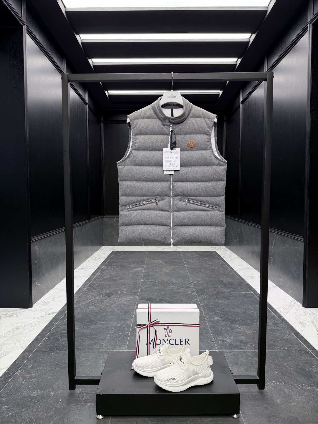 NO:660590,Special down Moncler Gallienne men's cashmere down vest. Original purchase and development. Goose down filling. Wool and cashmere blended fabric. The tag bar code is complete and consistent with the official website. The tag has built-in NFC electronic induction anti-counterfeiting. Supports multiple anti-counterfeiting verifications. Comes standard with a full set of counter gift box packaging. (original airplane box, original shopping bag, original dust cover, original hanger, original thank you card, original ribbon, upgraded original oversized magnetic gift box.)  The Gallienne down-filled vest is made from a cashmere blend that adds warmth to any outfit. Product Details The Gallienne down-filled vest combines the essence of Moncler's sportswear and is designed for sophisticated people with classic tastes. It can be easily worn with a hoodie, a sweater or a light jacket. This stylish down-filled vest is made from a lightweight cashmere blend and represents a new menswear style. The style comes with an internal label detailing the fabric and what makes it special. We recommend sizing up. Details  Made of lightweight cashmere blend Airsoft lining Filled with down Snap-button collar Zipper closure Zippered pockets Leather logo patch Size1-6 Gray,Moncler,jackets & coats,down jacket,hats, 19860909特级羽绒Moncler Gallienne男士羊绒羽绒马甲.原版购入开发.鹅绒填充.羊毛羊绒混纺面料. 吊牌条码款号齐全,对应官网一致.吊牌内置NFC电子感应防伪.支持多重防伪验证. 标配全套柜台礼盒包装.（原版飞机盒,原版购物袋,原版防尘罩,原版衣架,原版感谢卡,原版丝带,升级原版超大磁吸礼盒.） Gallienne羽绒马甲采用羊绒混纺面料制成,可为各种装束增添保暖效果. 商品详情 Gallienne羽绒马甲融合Moncler的运动装精髓,专为具有经典品味的高雅人士设计,可轻松搭配连帽衫、针织衫或轻薄夹克.这款时尚的羽绒填充马甲采用轻盈羊绒混纺面料制成,展现全新的男装风格.款式附有内部标签,详细说明面料及其特别之处.建议选择大一码. 细节 采用轻盈羊绒混纺面料制成 Airsoft衬里 填充羽绒 衣领设有按扣 拉链开合 拉链口袋 皮革标识贴片 Size1-6 灰色,蒙口-服装,Moncler,jackets & coats,down jacket,hats, ,Women's clothing