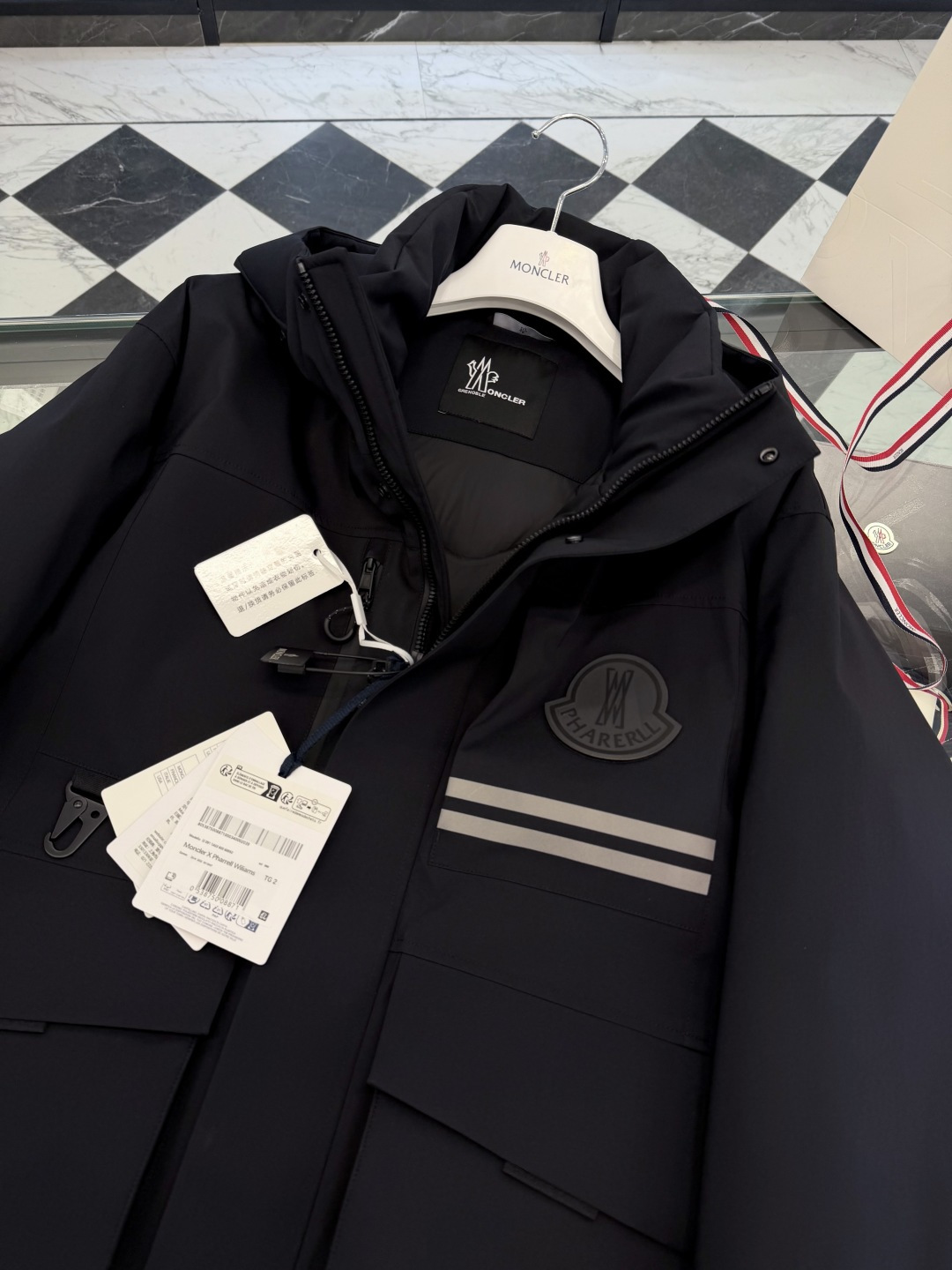 Moncler x Pharrell Williams菲董限定男女款中长工装休闲风羽绒服夹克外套.更多细